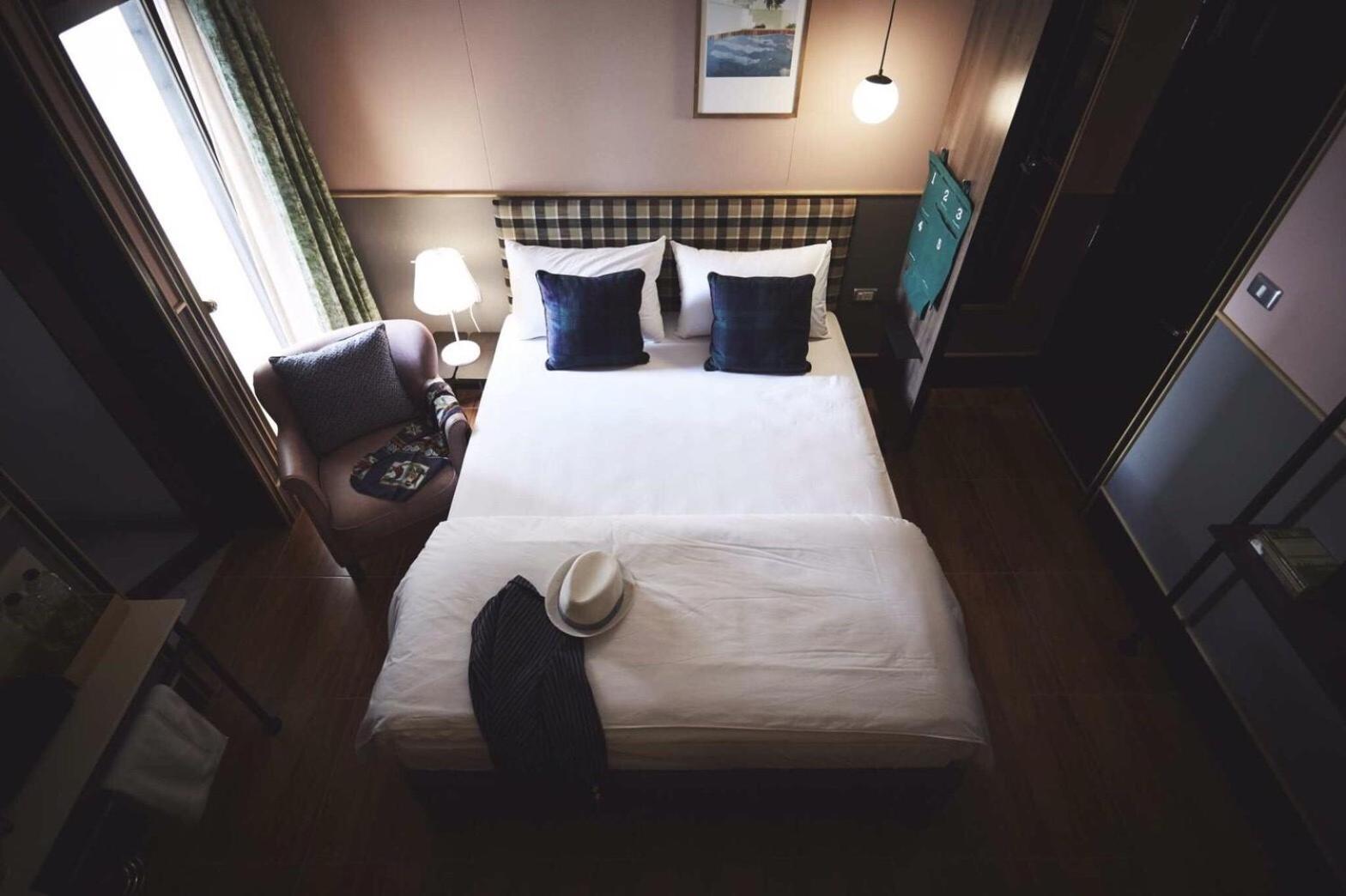 Josh Hotel 42