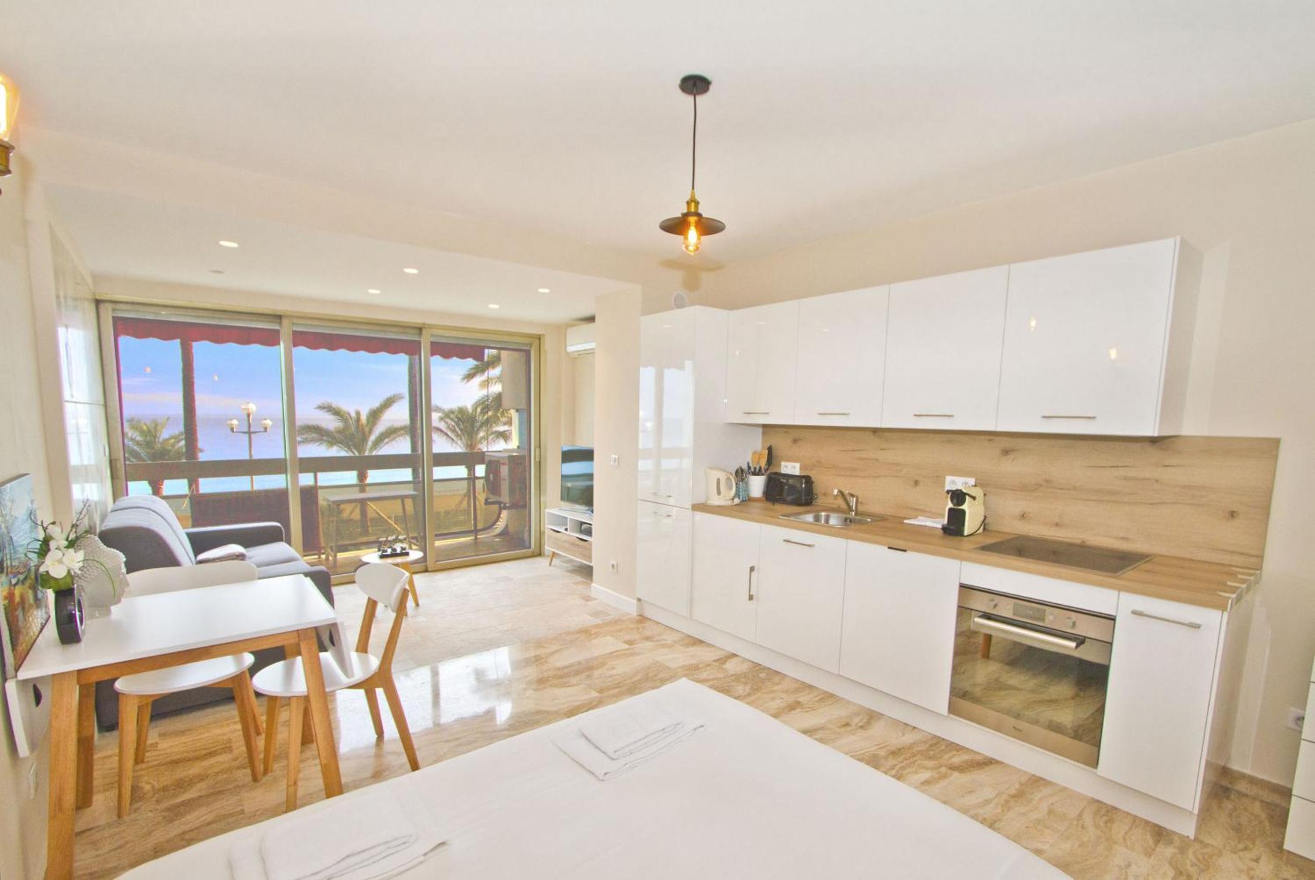 PROMENADE HOLIDAY - COSY SEA FRONT STUDIO photo 1