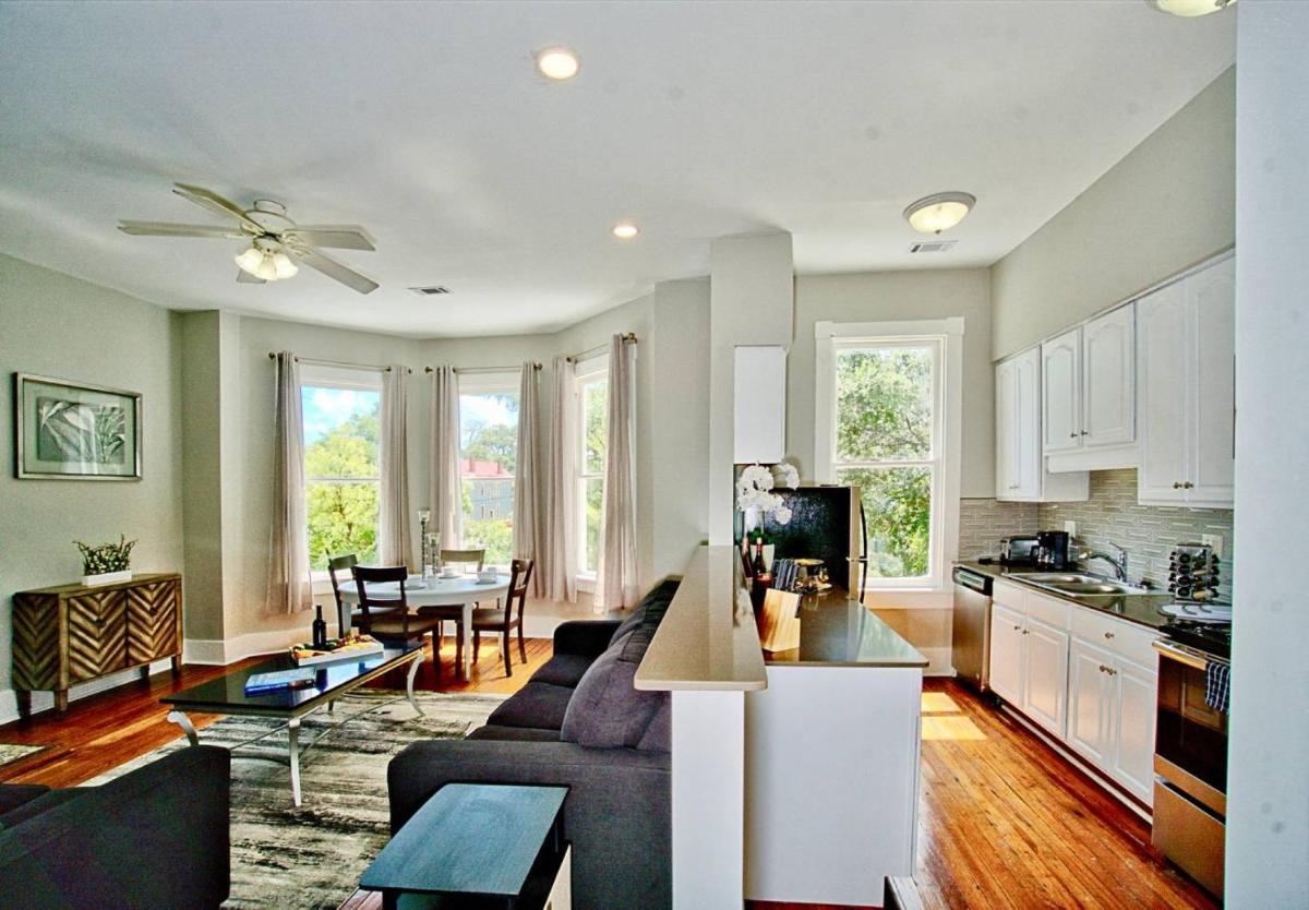 2 Bedroom Renovated Townhouse in Downtown Savannah