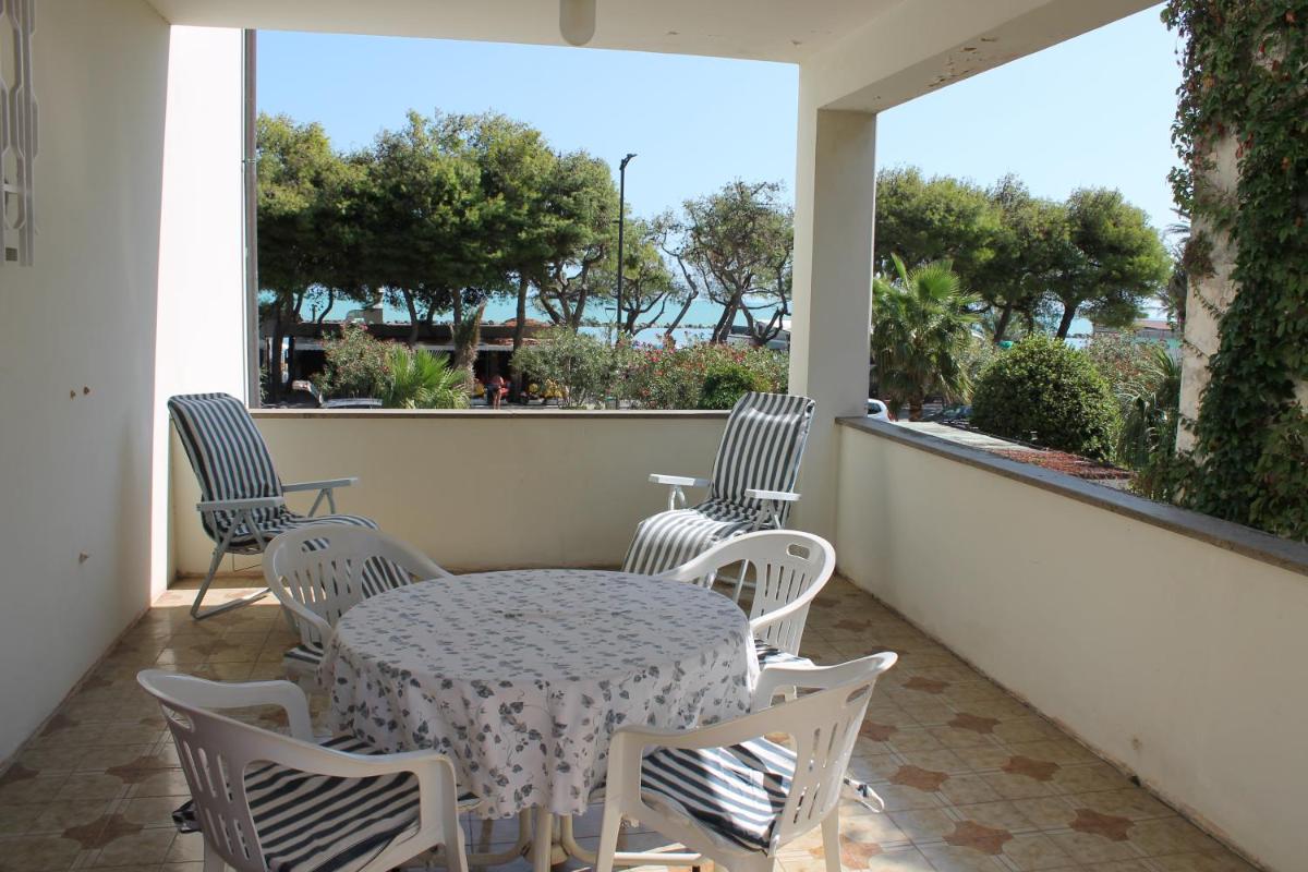 Appartamento 1° fila mare con splendida terrazza photo 1