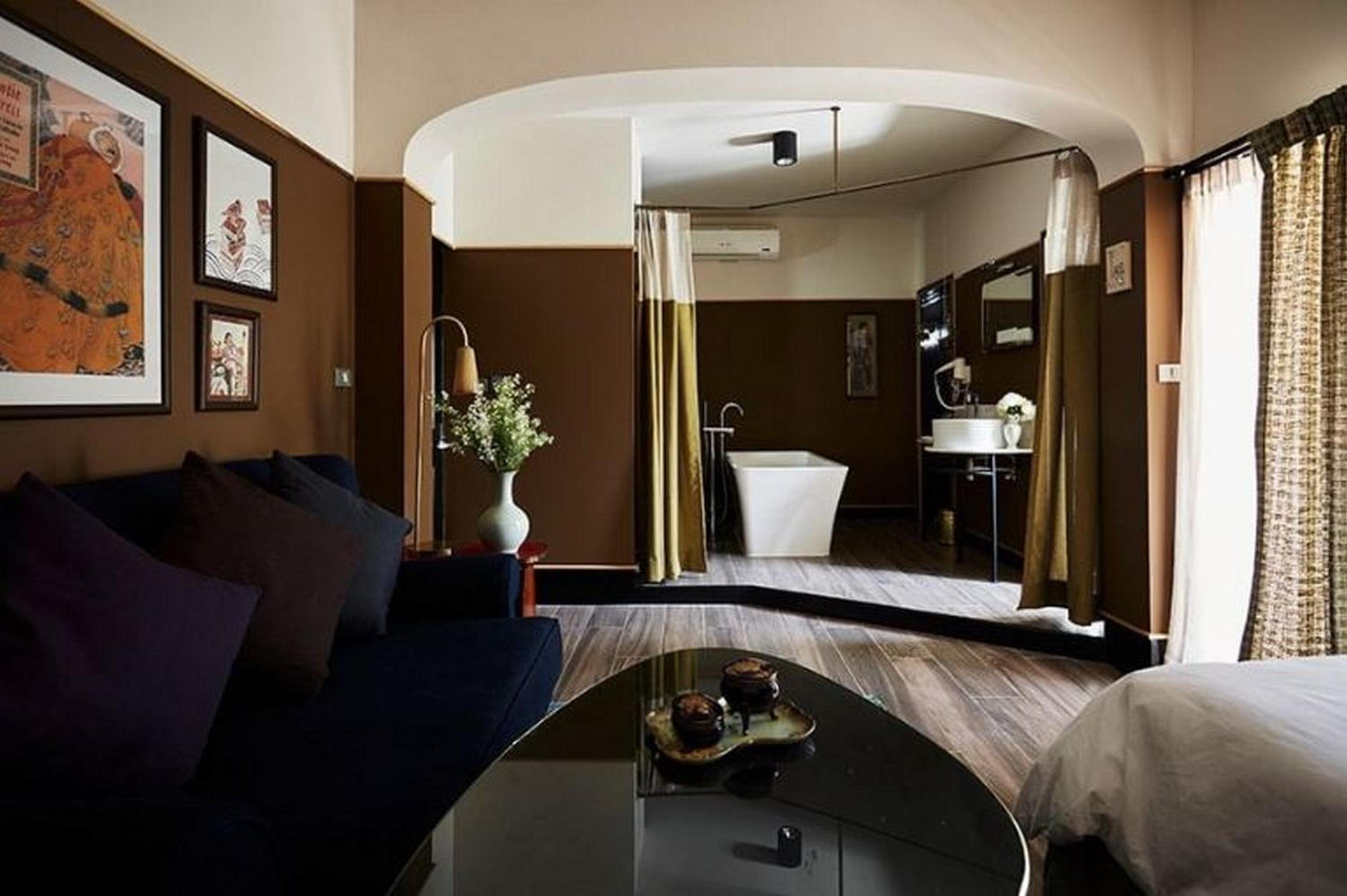 Josh Hotel 33