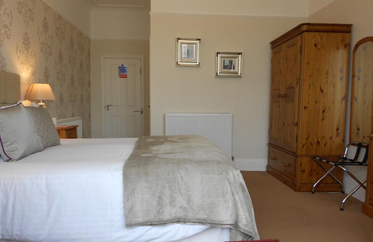 Between the Bays exclusively for Adults