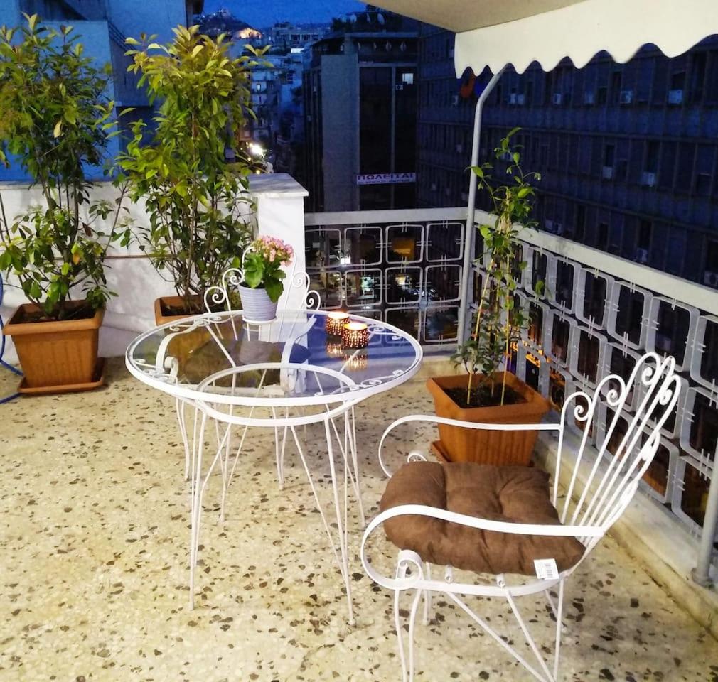 Athena's Home, Sunny Balcony 100m from Metro!