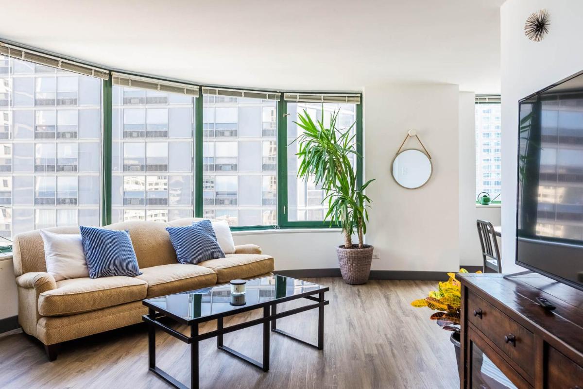 ENVITAE Luxury Sky Loft Indoor Pool & Gym — Chicago