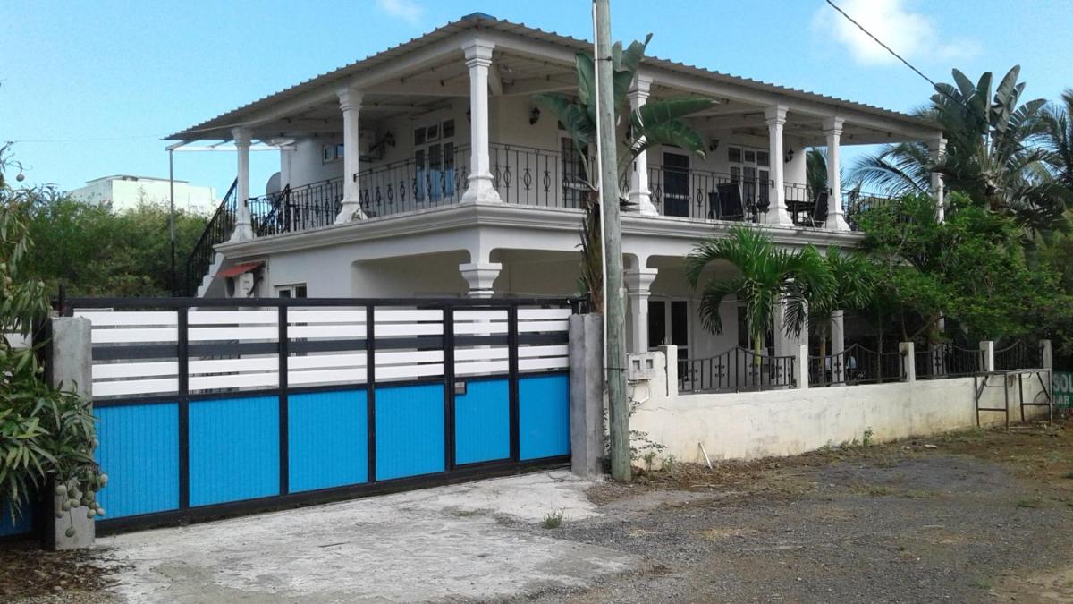 2 bedrooms house at Trou aux Biches Beach 300 m away from the beach with enclosed garden and wifi