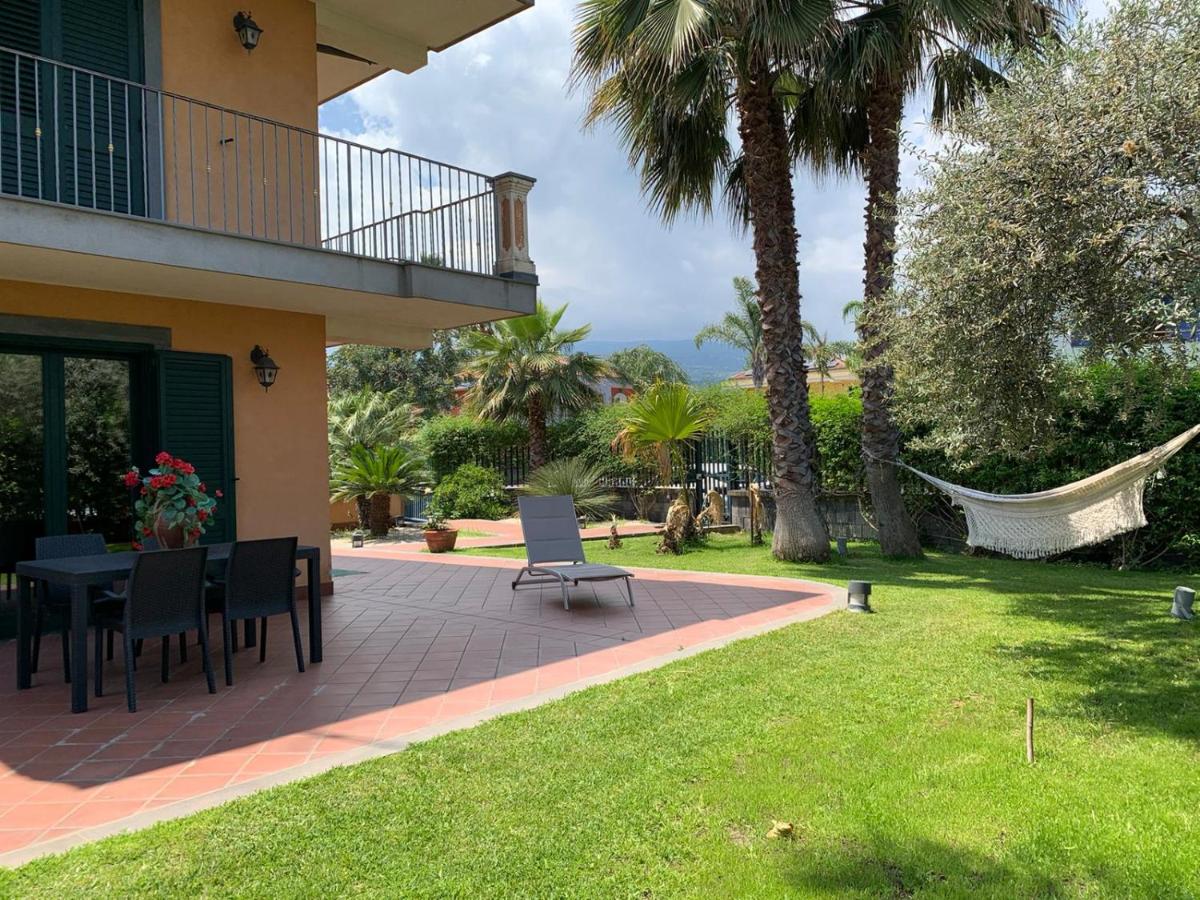 Etna, mare e verde (double room in villa)