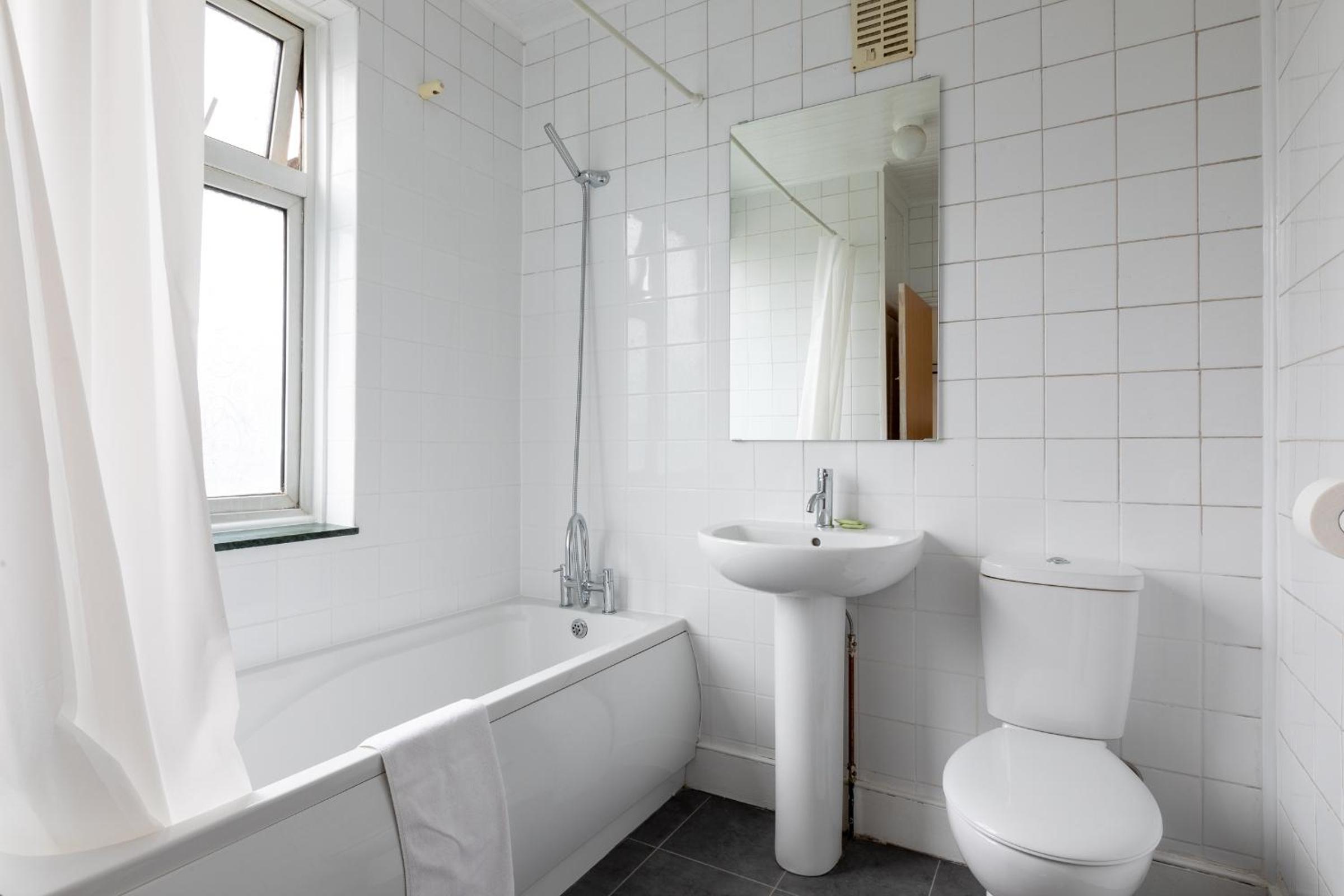 Harrow Vacations - Euro Hotel Harrow - Property Image 3