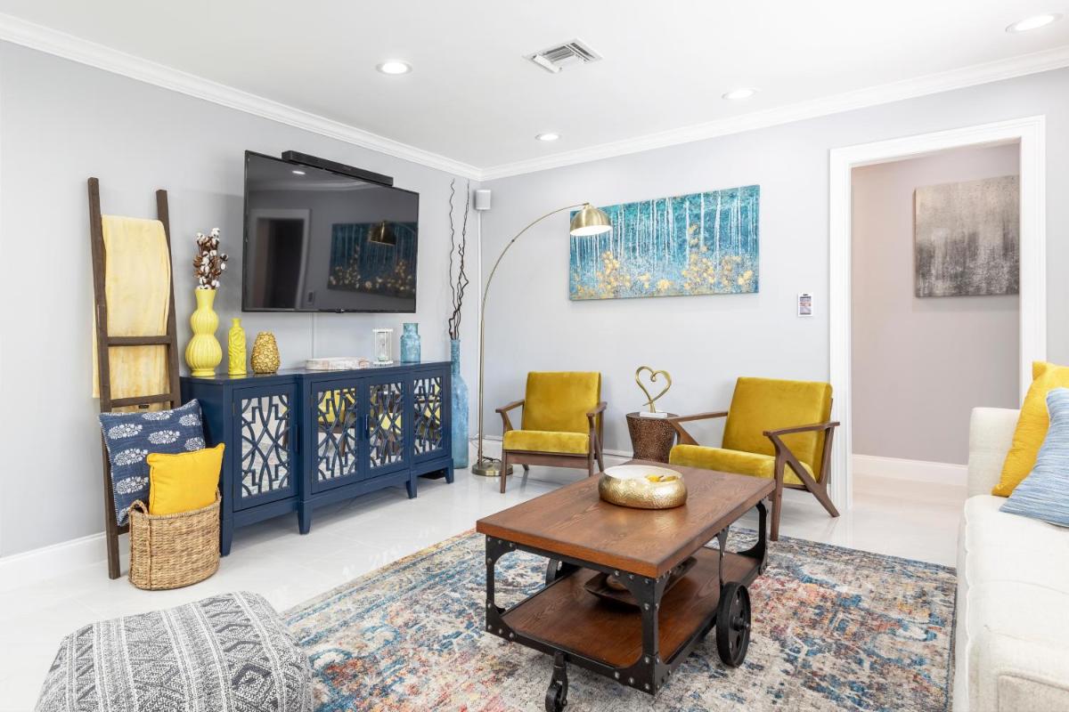 Amazing! 3br 2ba Sofa Bed, Near Beach, Heated Pool, Full Kitchen, WiFI, Patio, BBQ, Private Yard, Peaceful Neighborhood