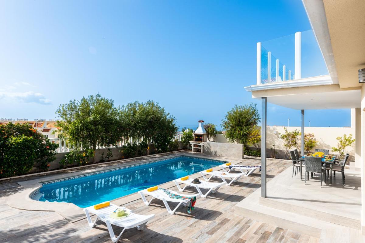 Amazing Villa MEDINA, BBQ, Heated Pool!