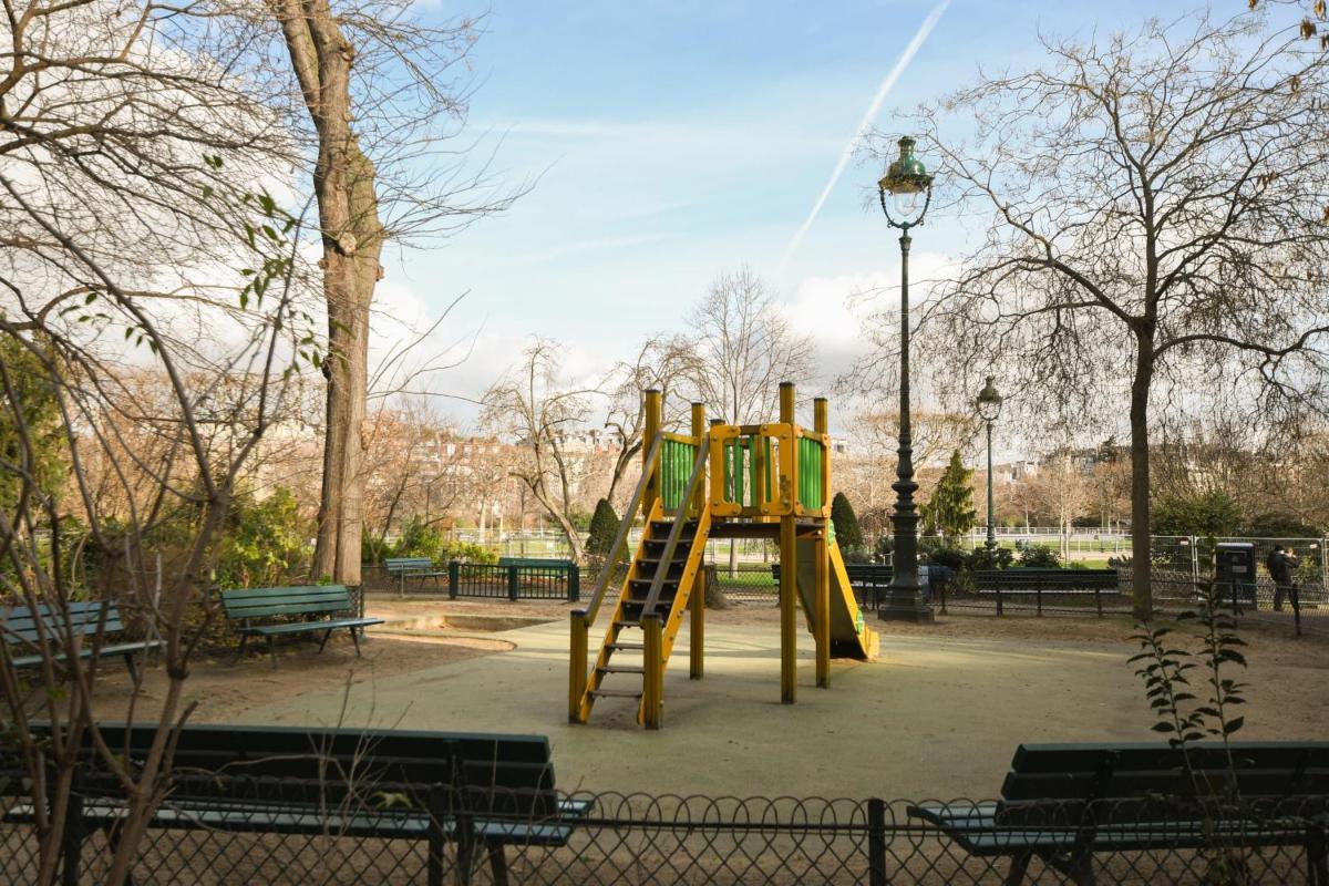 Modern Family Apartment Next To The Eiffel Tower