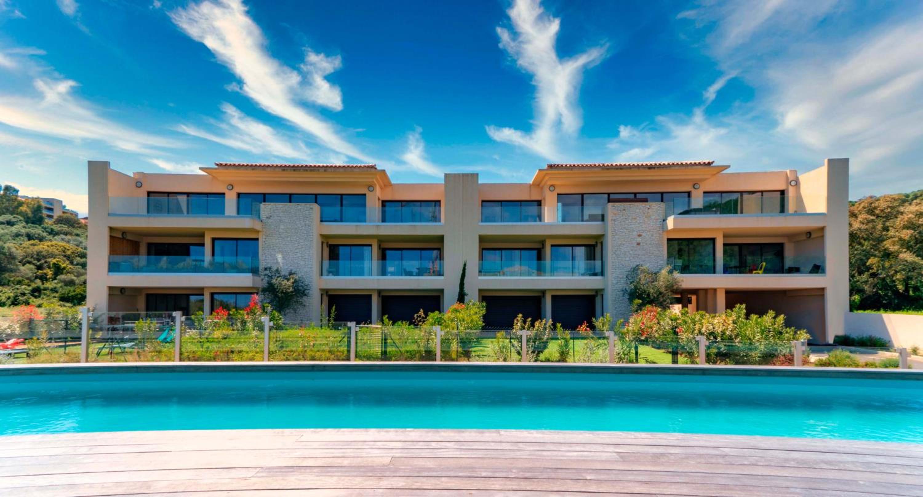 Solaneos propose magnifique T4 neuf sur le port avec Piscine CHAUFFEE