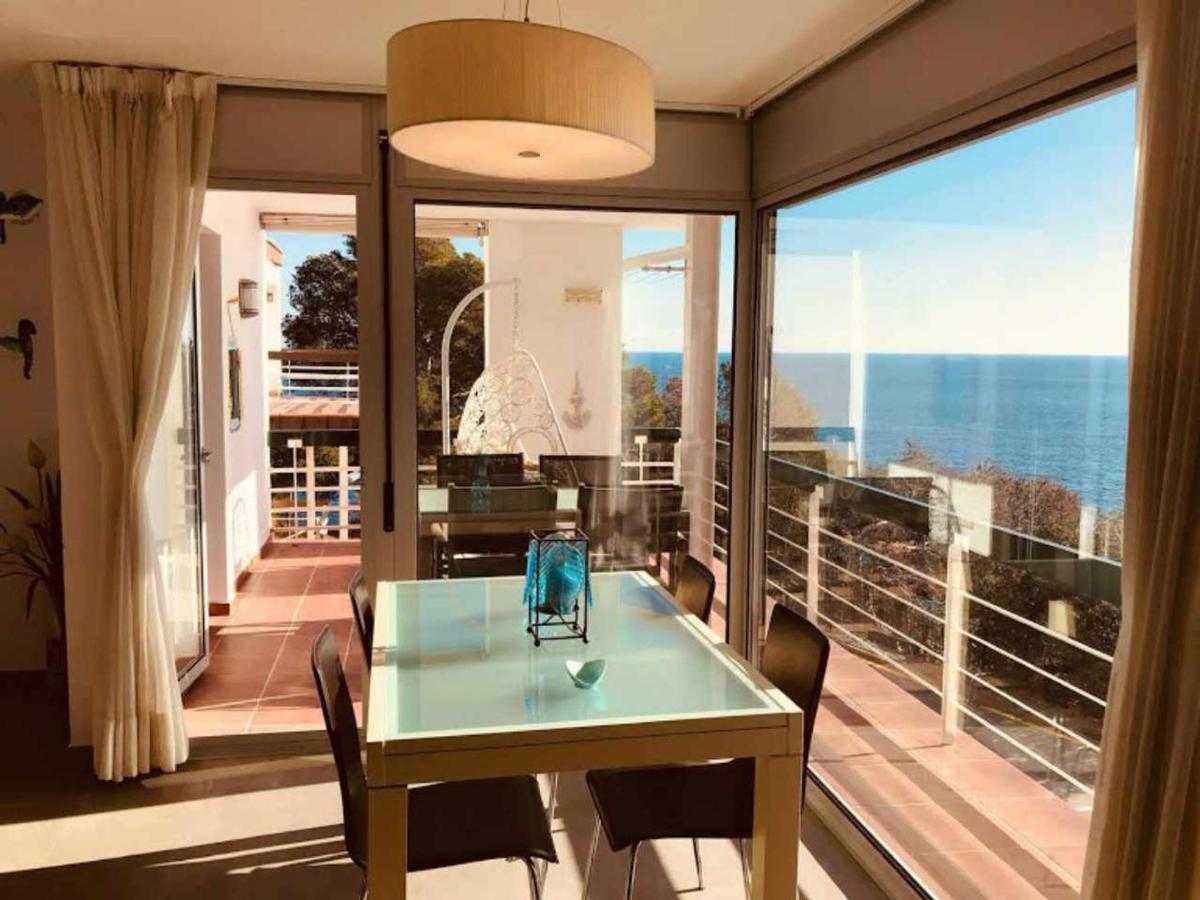 Apartamento Cala Salionç Playa frente a la playa y encima del Mar photo 1