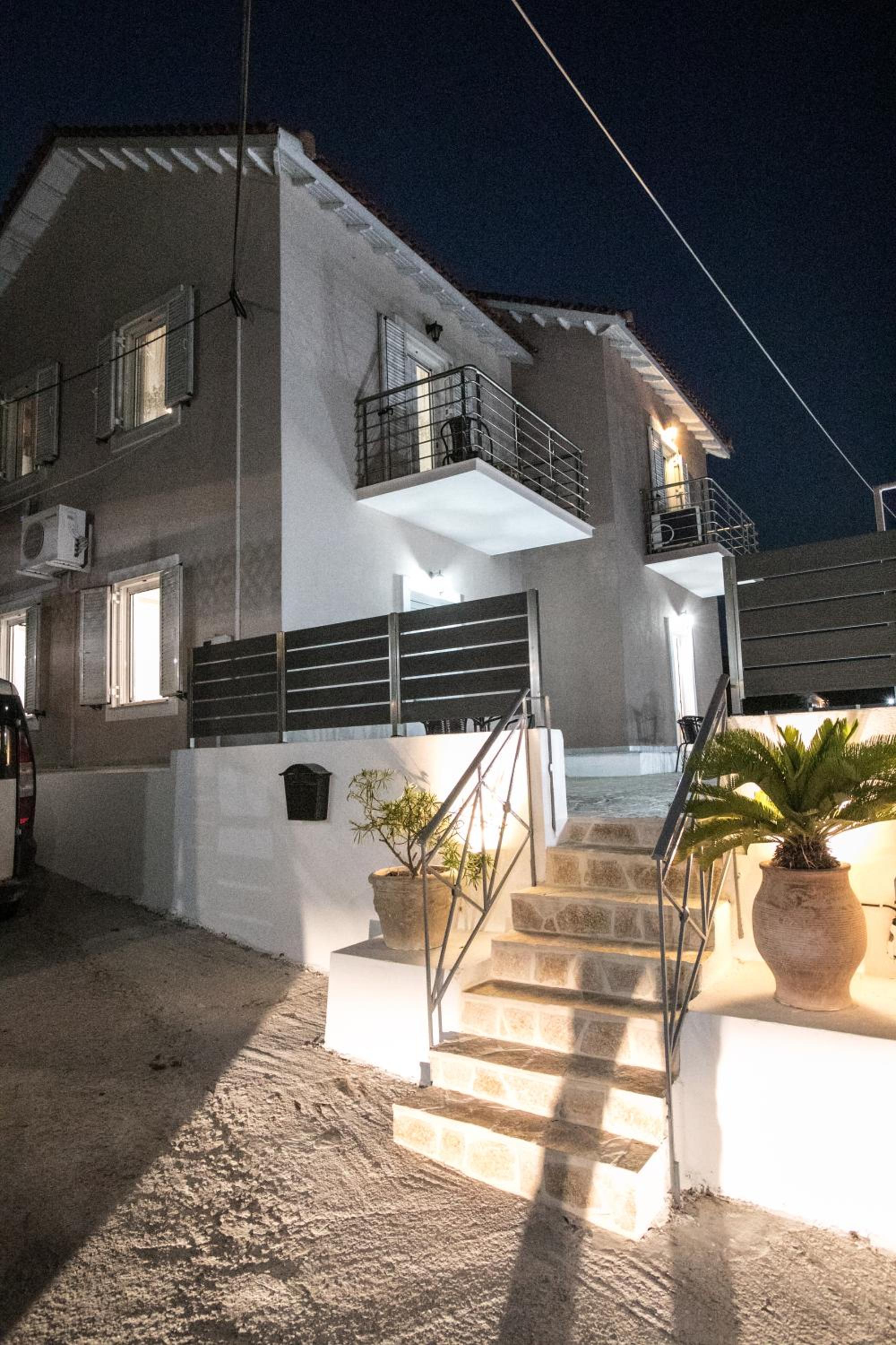 Angelos Apartments