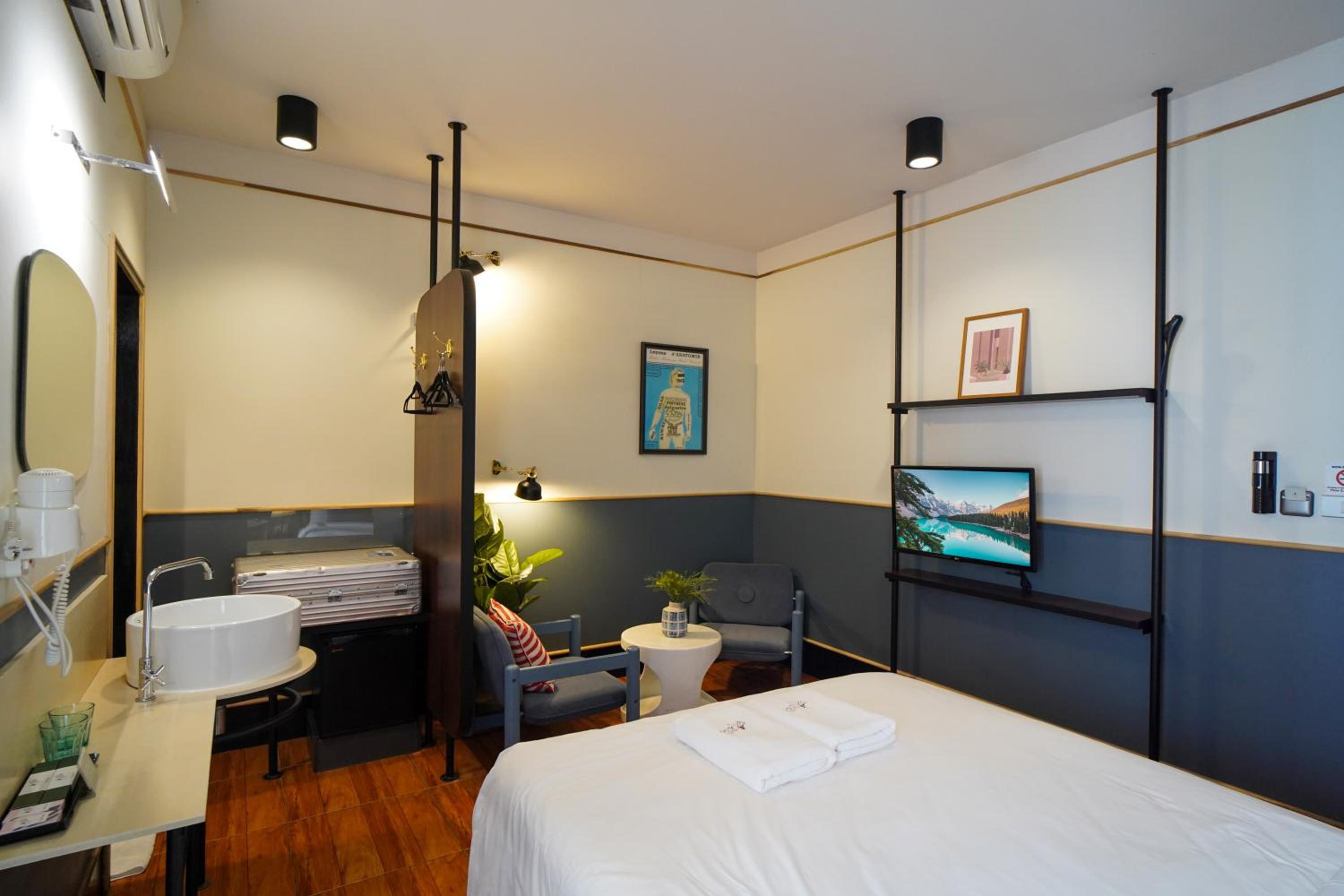 Josh Hotel 24