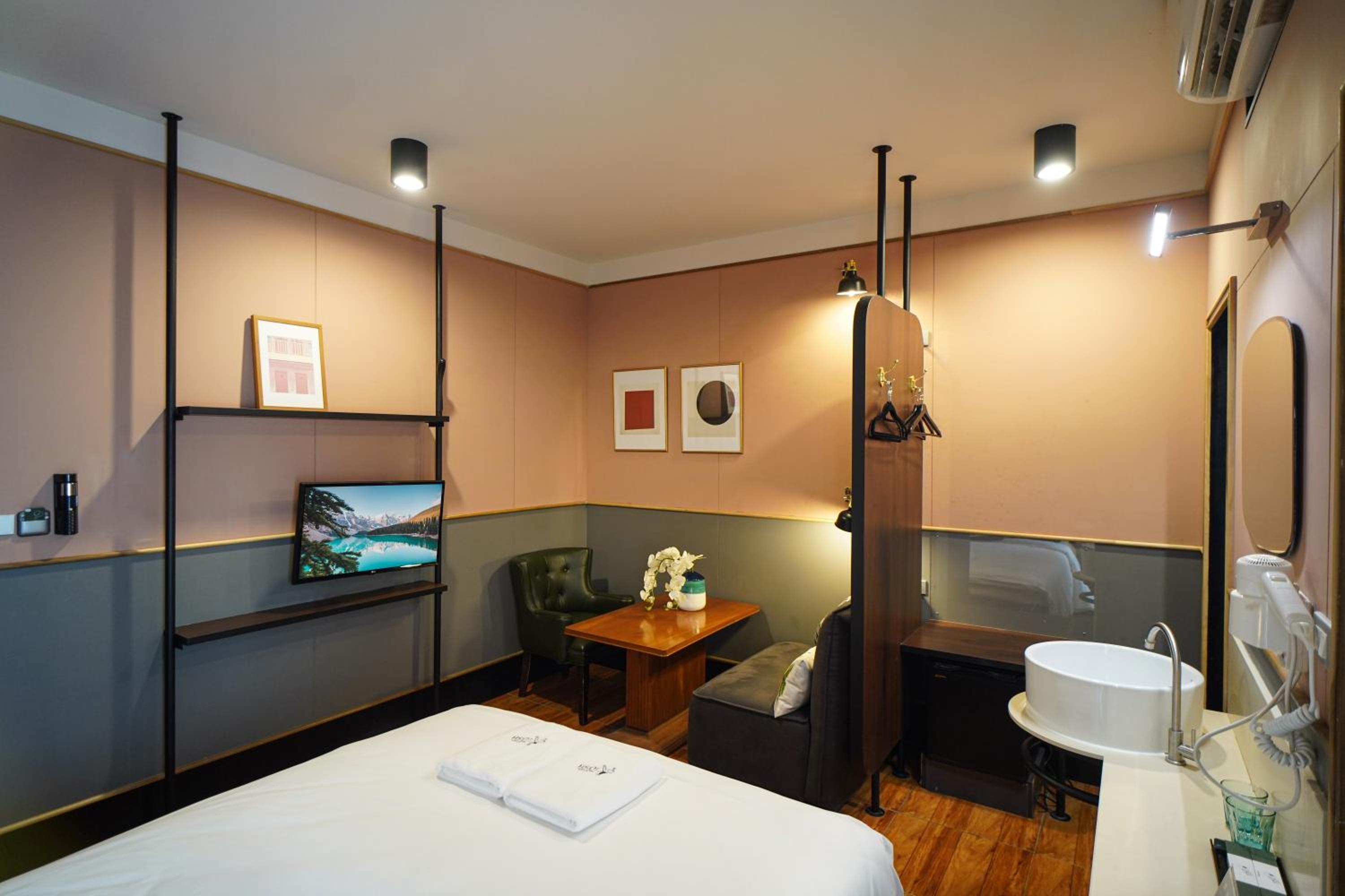 Josh Hotel 27