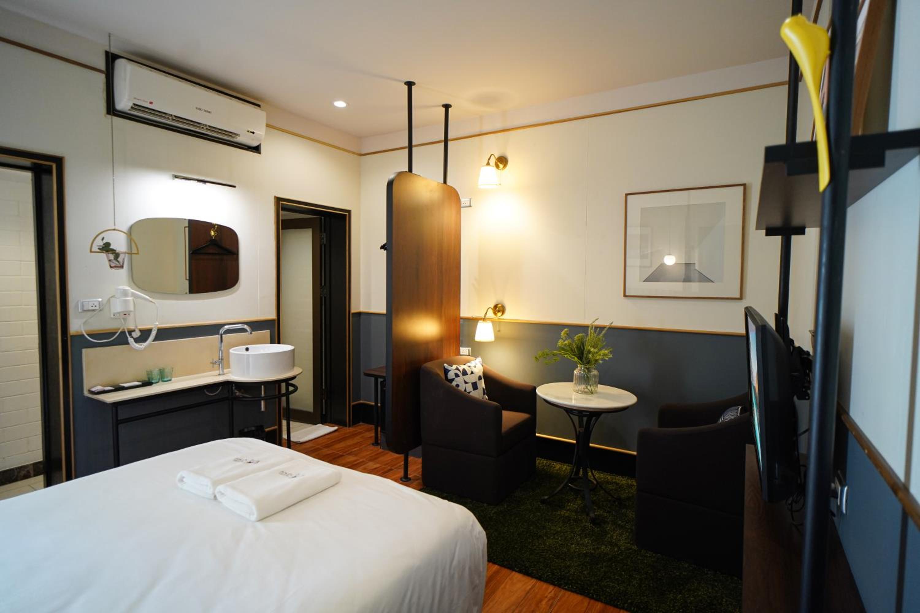 Josh Hotel 45