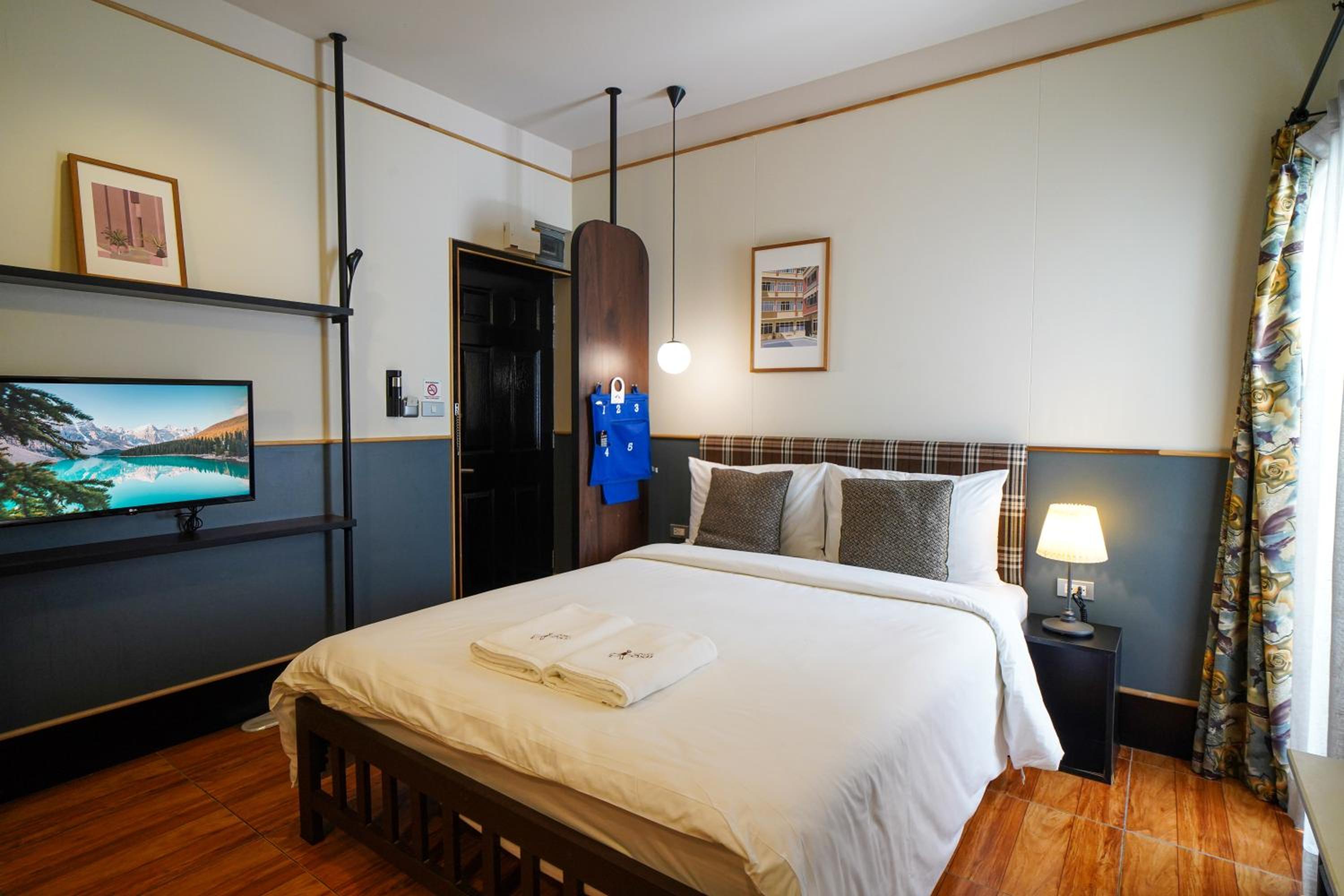 Josh Hotel 29