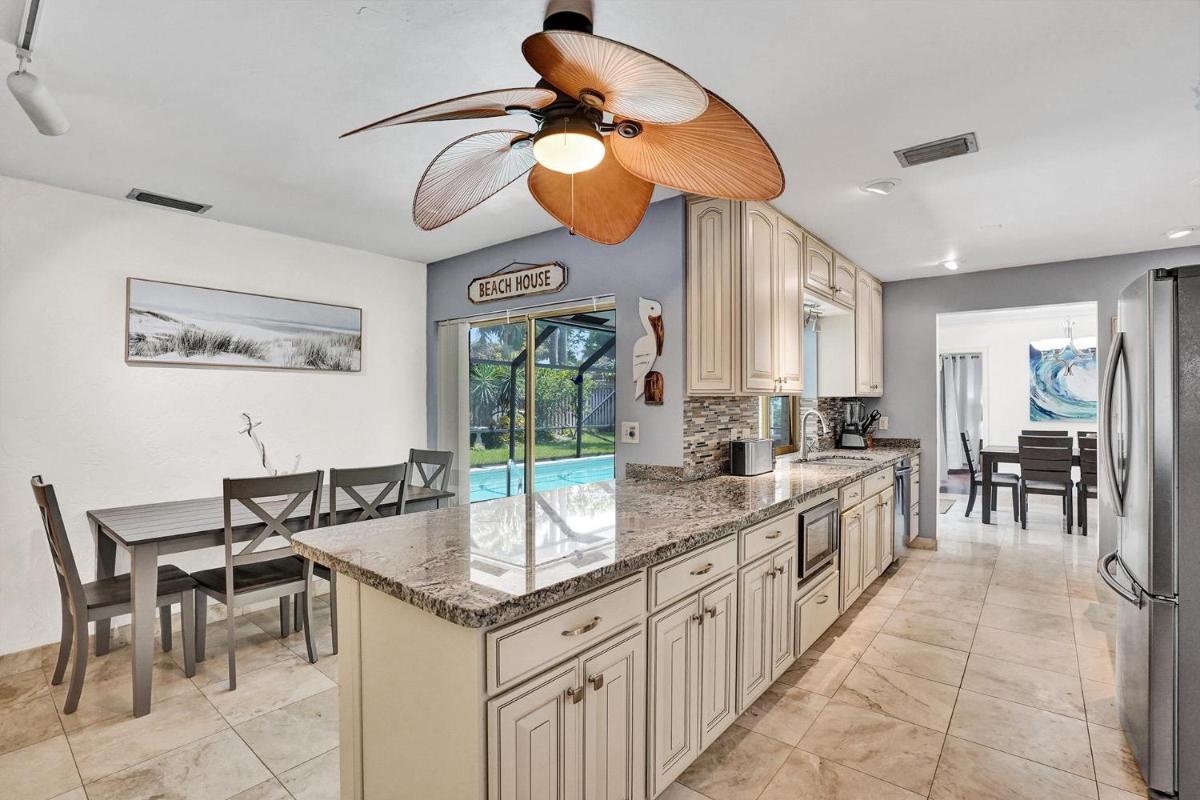 Family Friendly Home- 7 Minutes from the Beach!