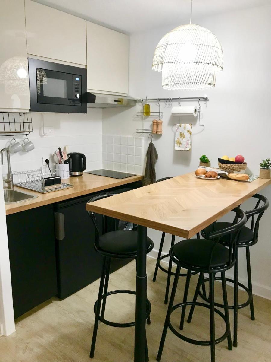 STEPS TO THE BEACH apart in CANNES with Parking photo 1