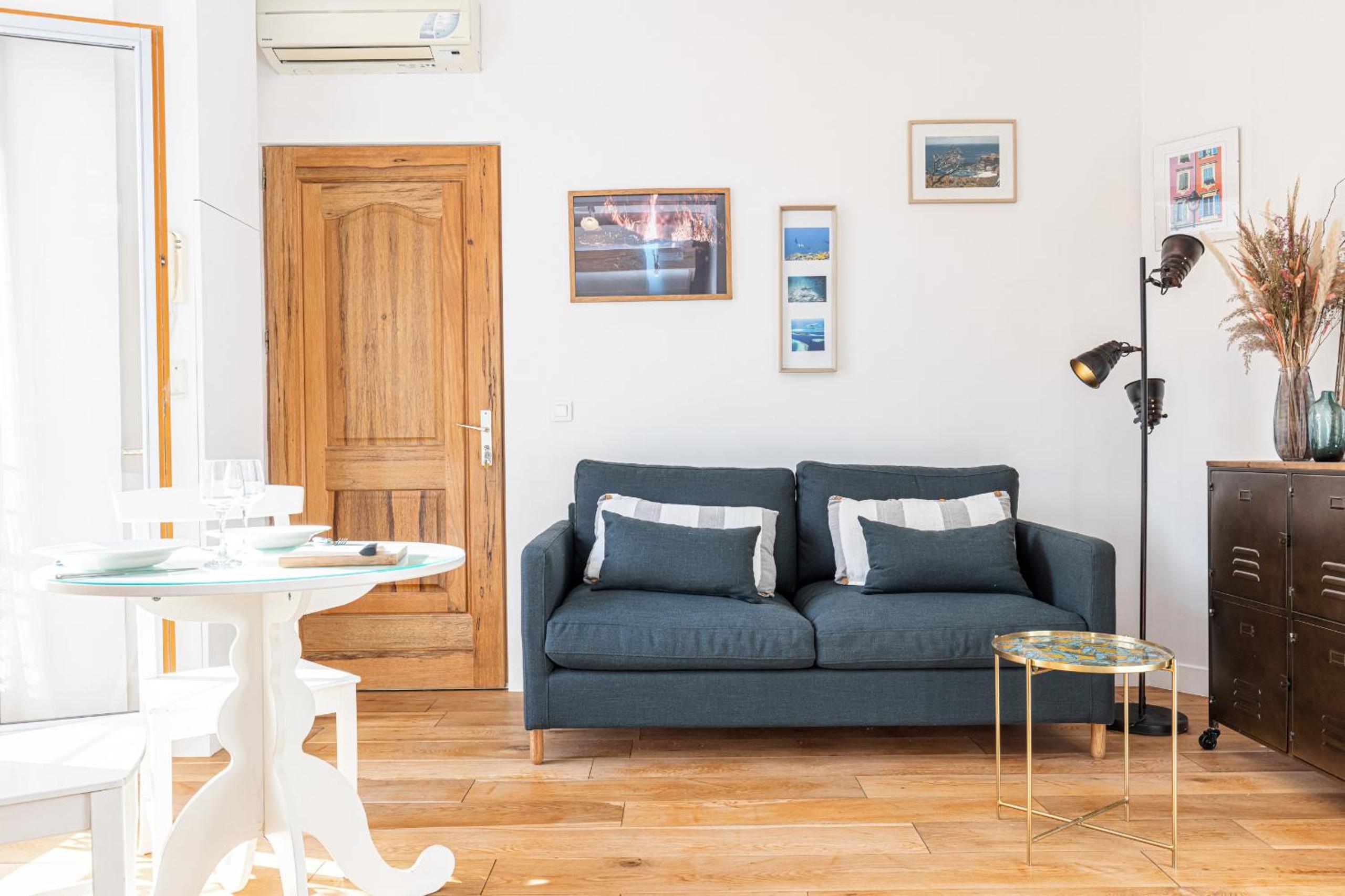 1 Bdr Downtown near Place Massena photo 1