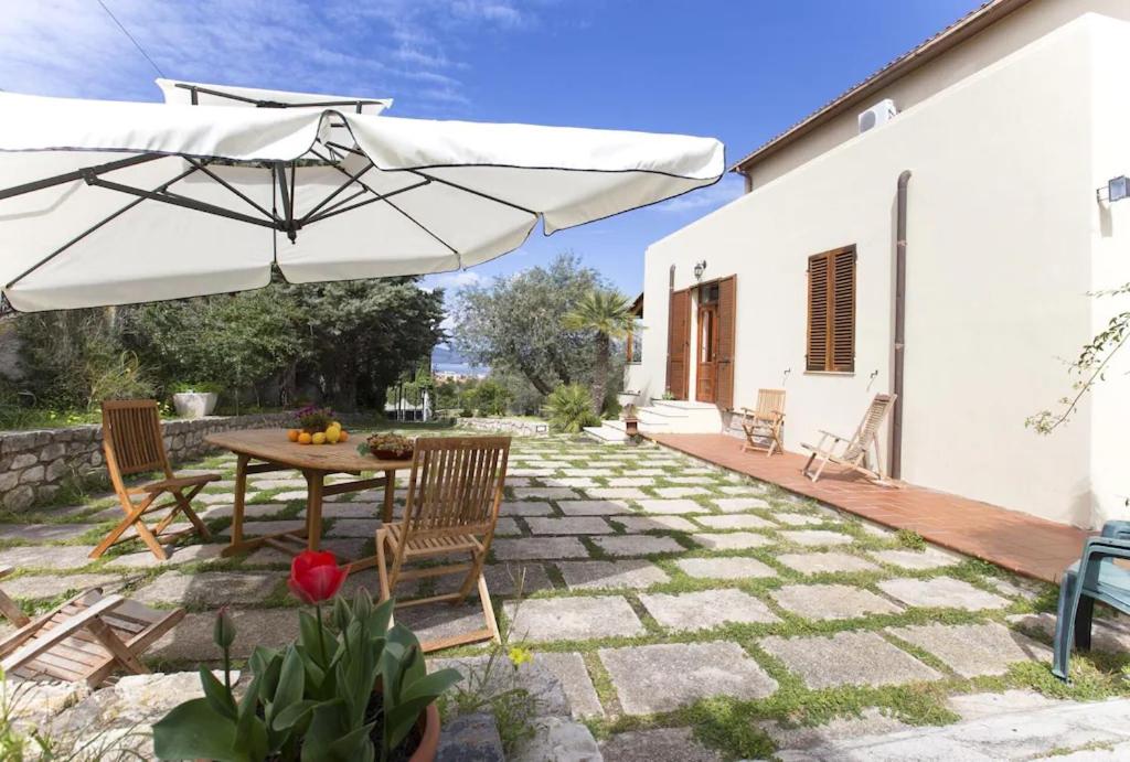 Alghero villa Duchessa per 8 persone vista mare immersa nel verde con giardino