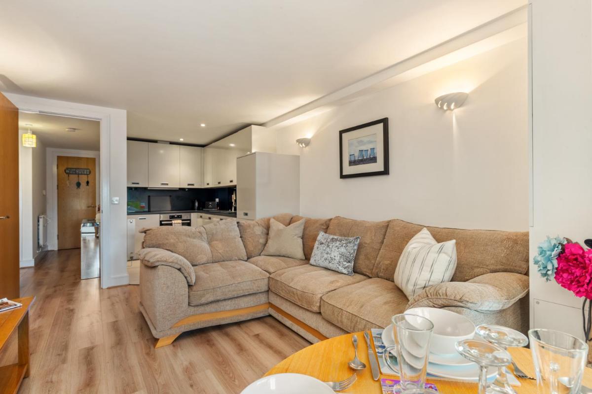 12 Rhodewood - Modern Apartment Close to Village and Beach