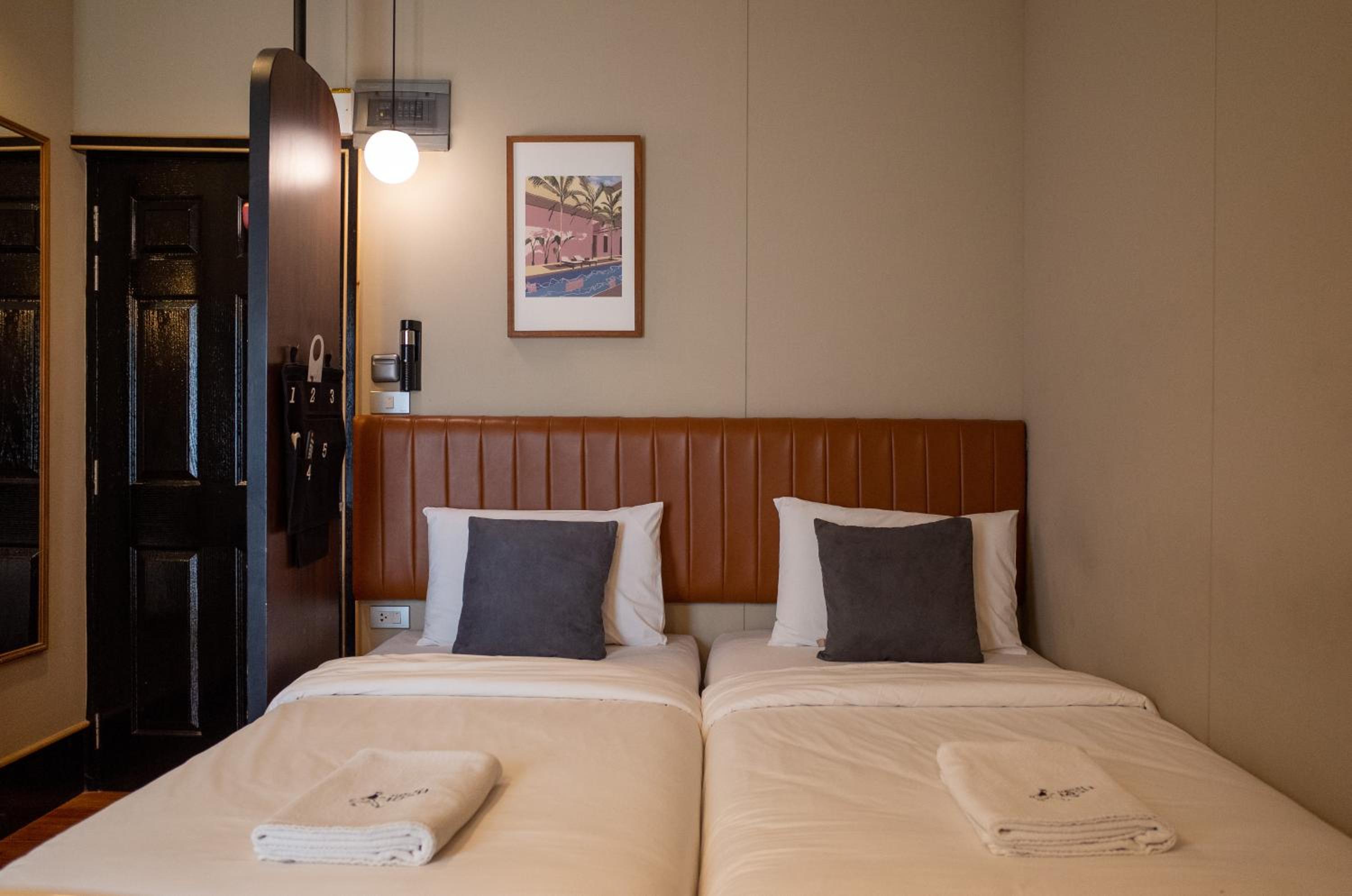 Josh Hotel 44