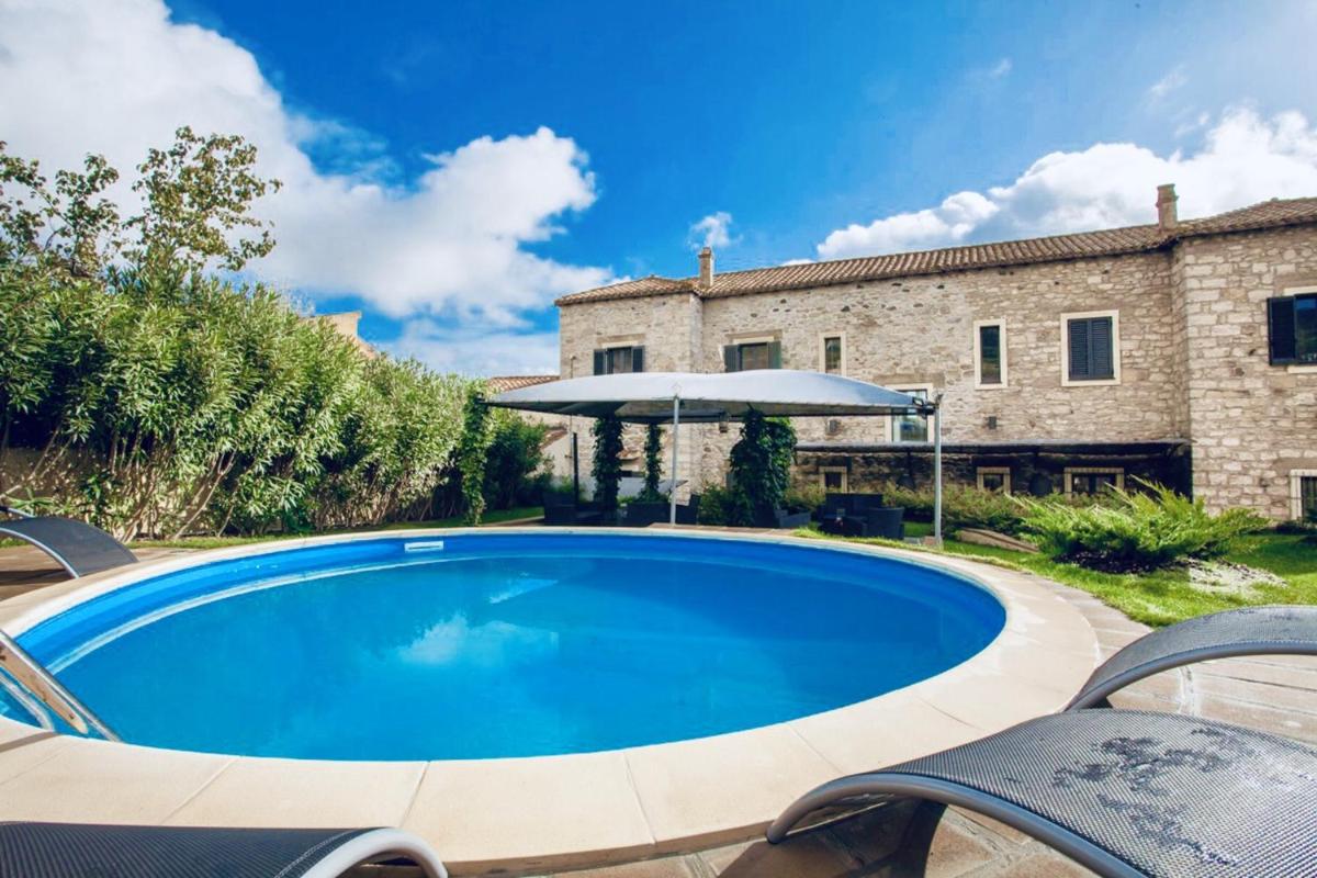 5 bedrooms mansion with private pool enclosed garden and wifi at Gesturi