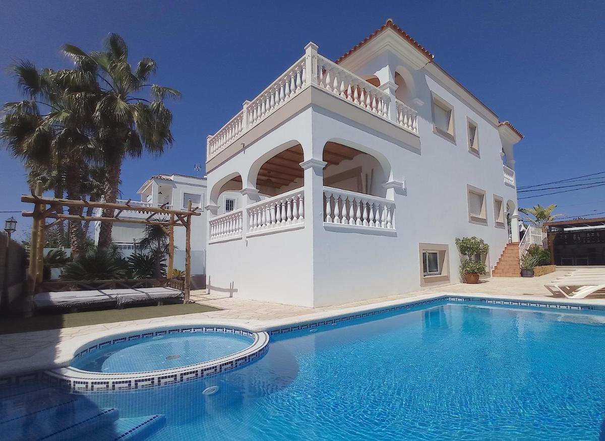 VILLA JUNCOS
