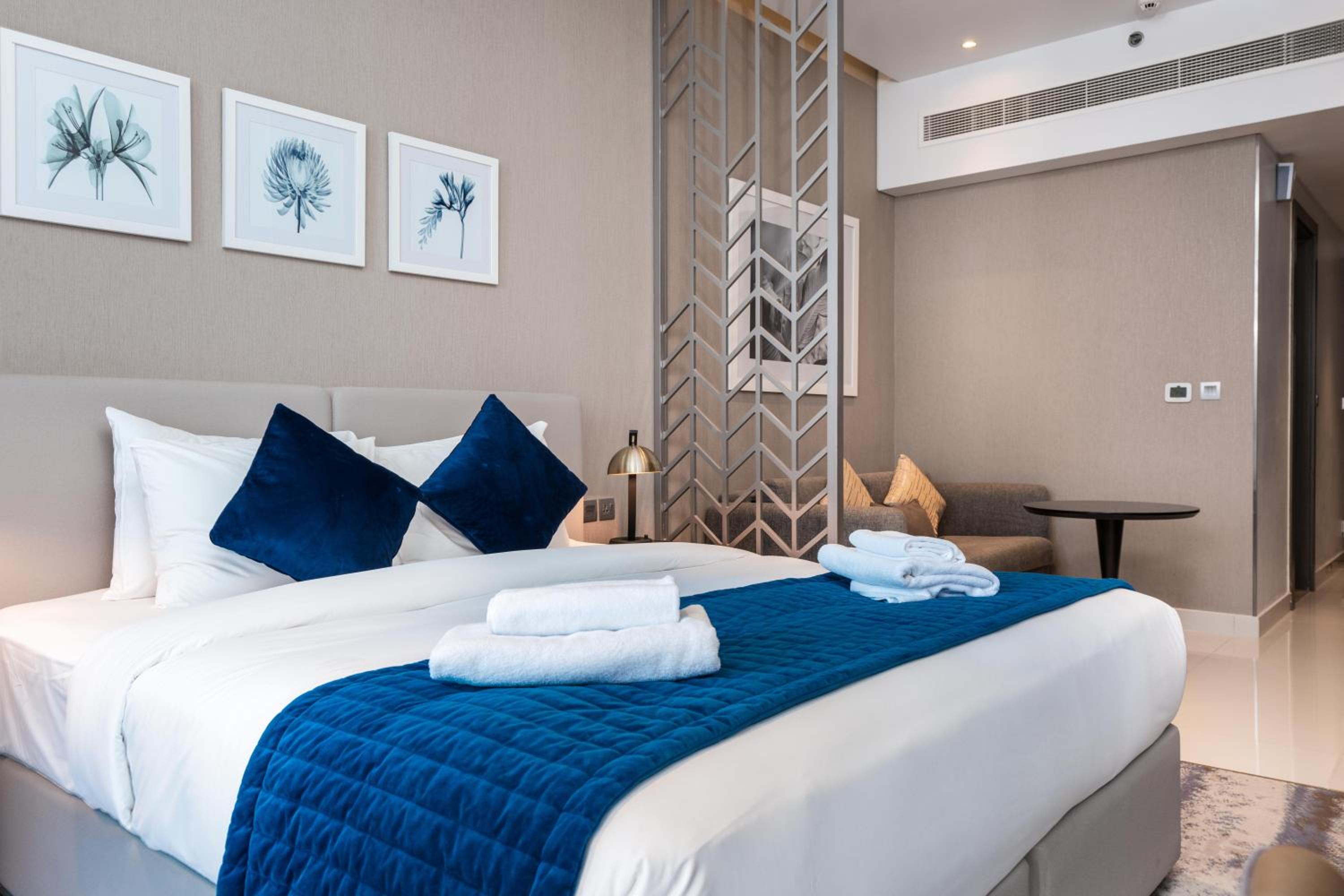 Vacay Lettings - Damac Prive studio with canal view