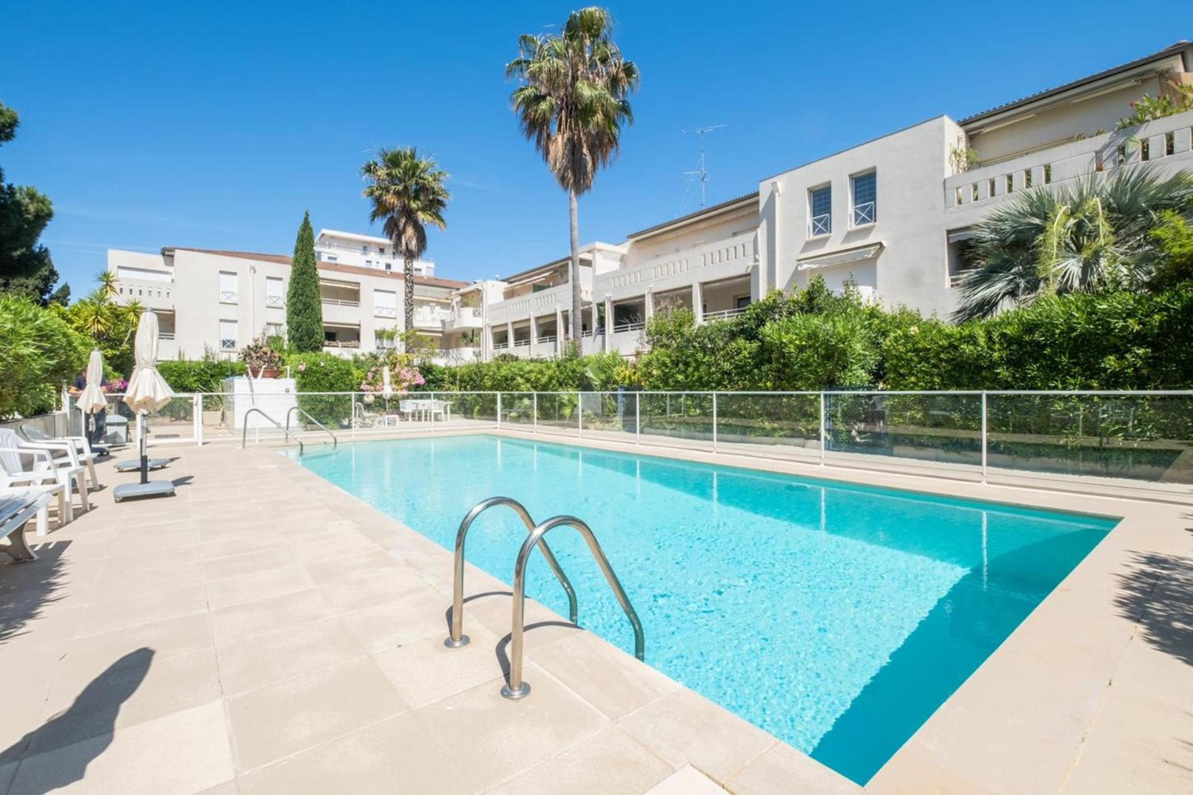 Comfy apartment with residential swimming pool photo 1