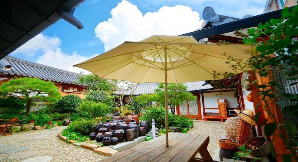 Jeonju Hanok Village Beautiful Garden House