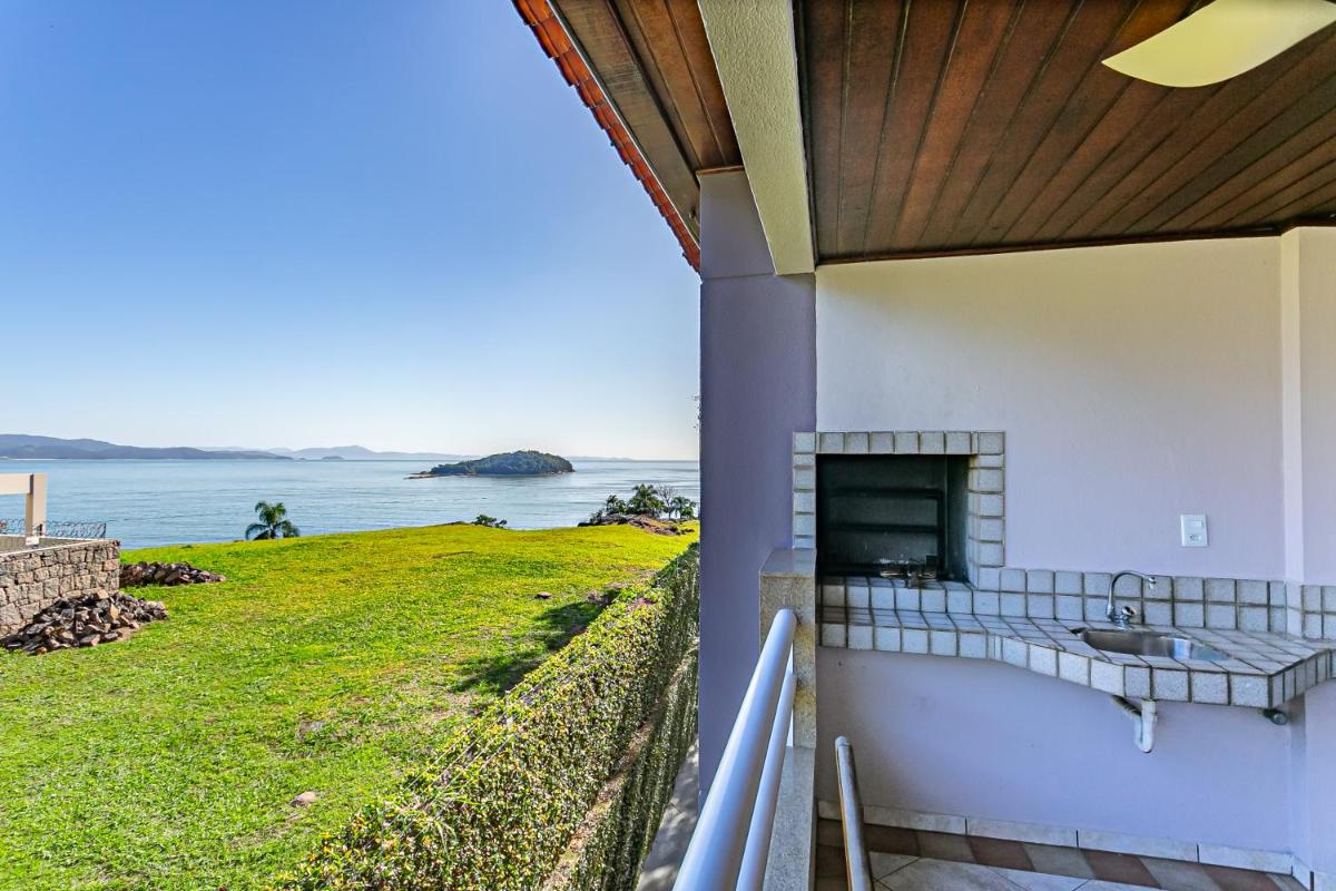Apto c/ sacada a 5 min da praia em Canajurê CRO206