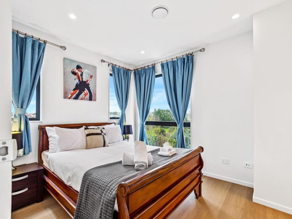 Gorgeous Three Bedroom Home with Free Parking — Auckland