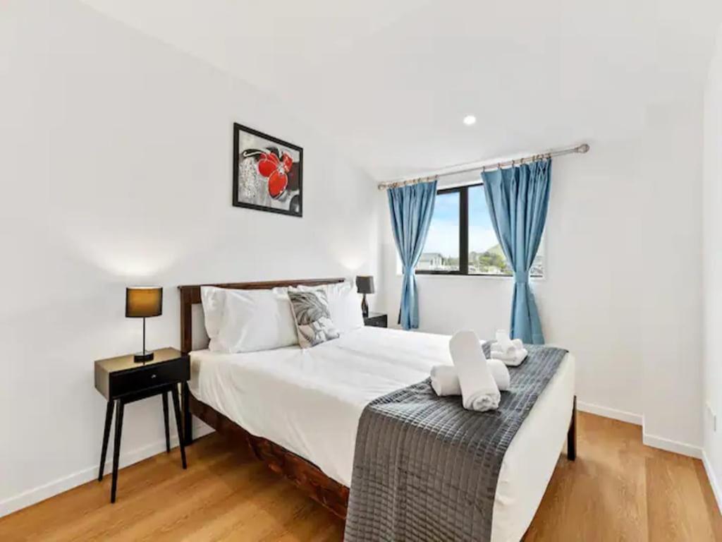 Stunning Three Bedroom Townhouse with Free Parking — Auckland
