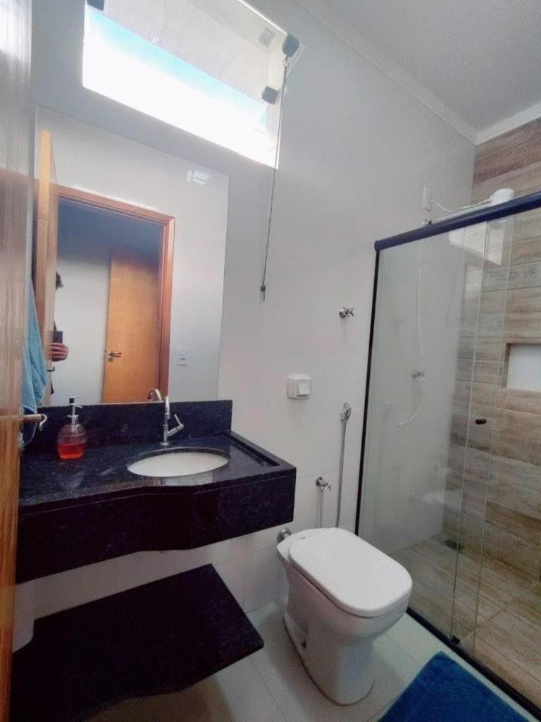 casa completa, 2 quartos com ar-condicionado, no centro hoteleiro