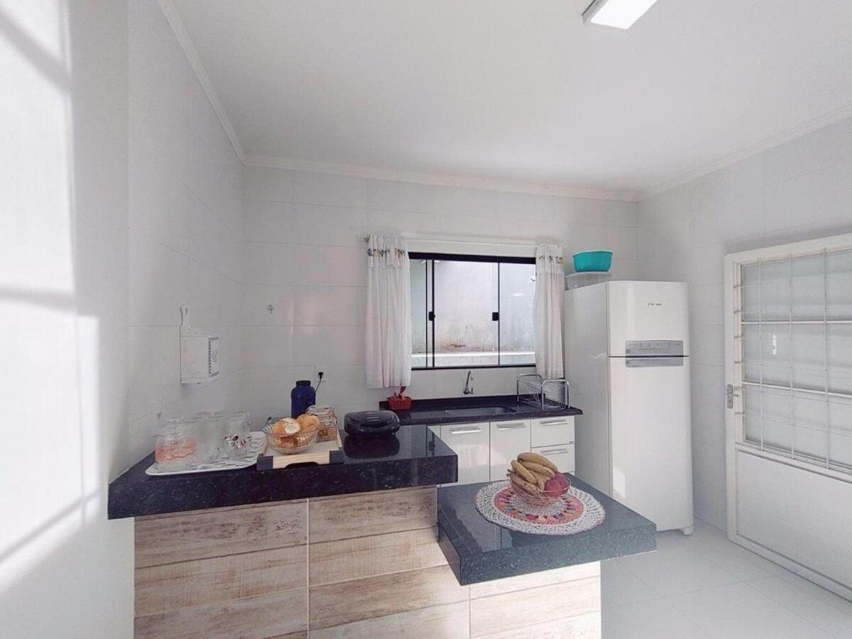 casa completa, 2 quartos com ar-condicionado, no centro hoteleiro