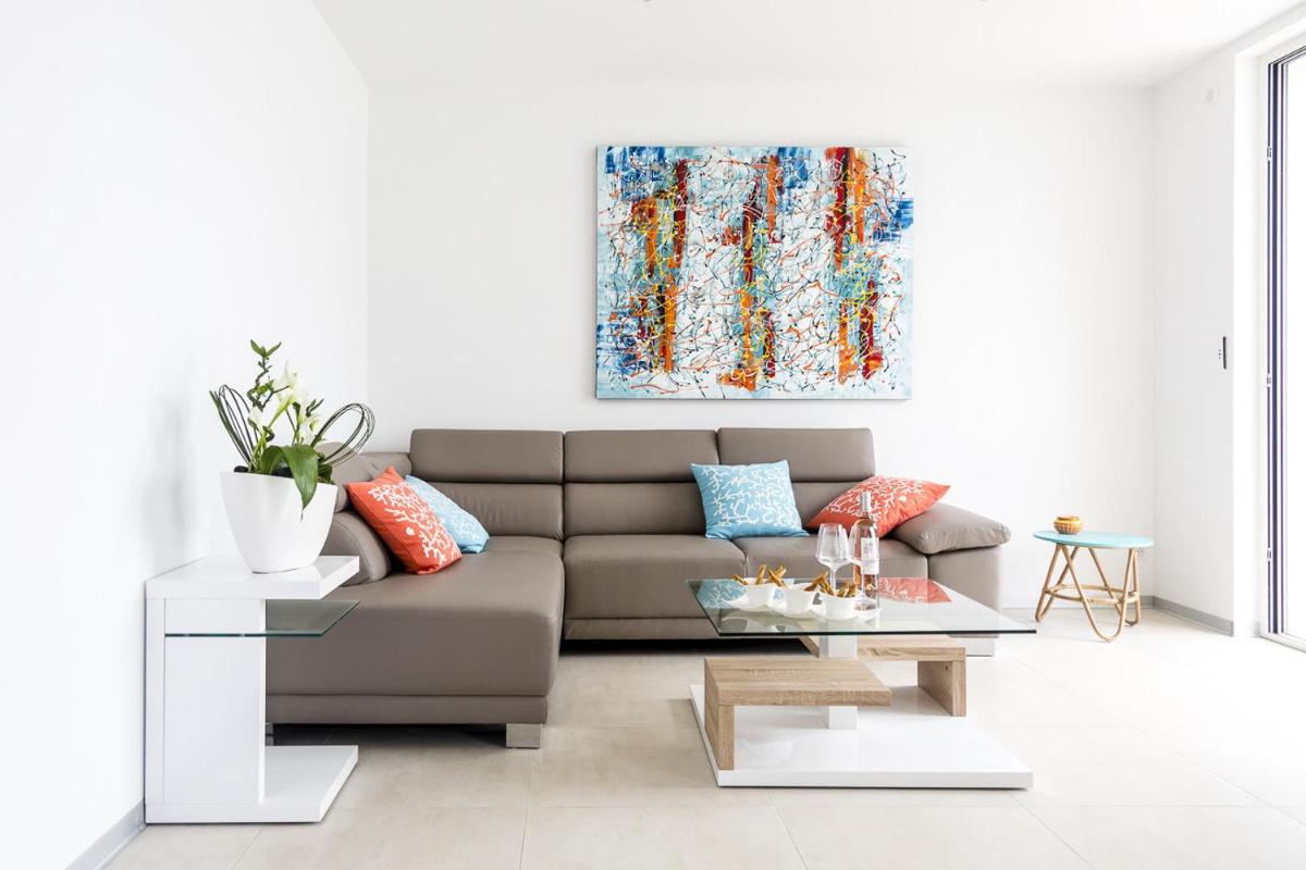 PLAGE Ground floor apartment on seafront with large terrace