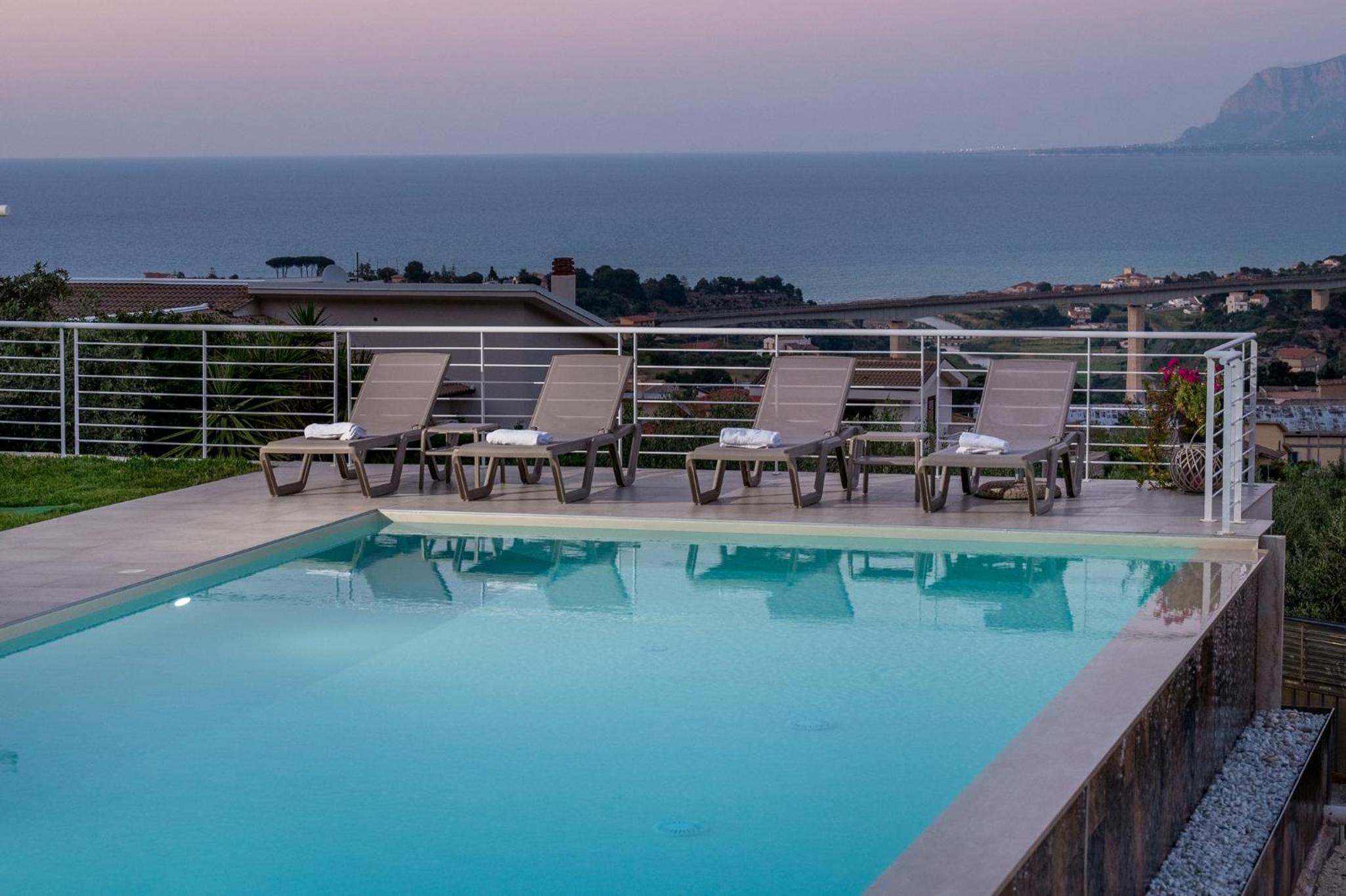 Villa Maria con piscina e vista mare