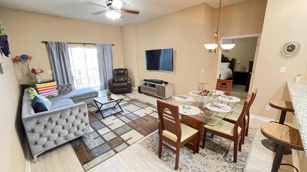 Beautiful 3 Bedroom Apartment minutes from Disney!