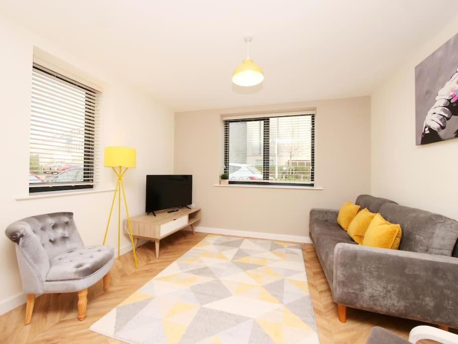Modern&Spacious 2 Bedroom Apartment With Parking!