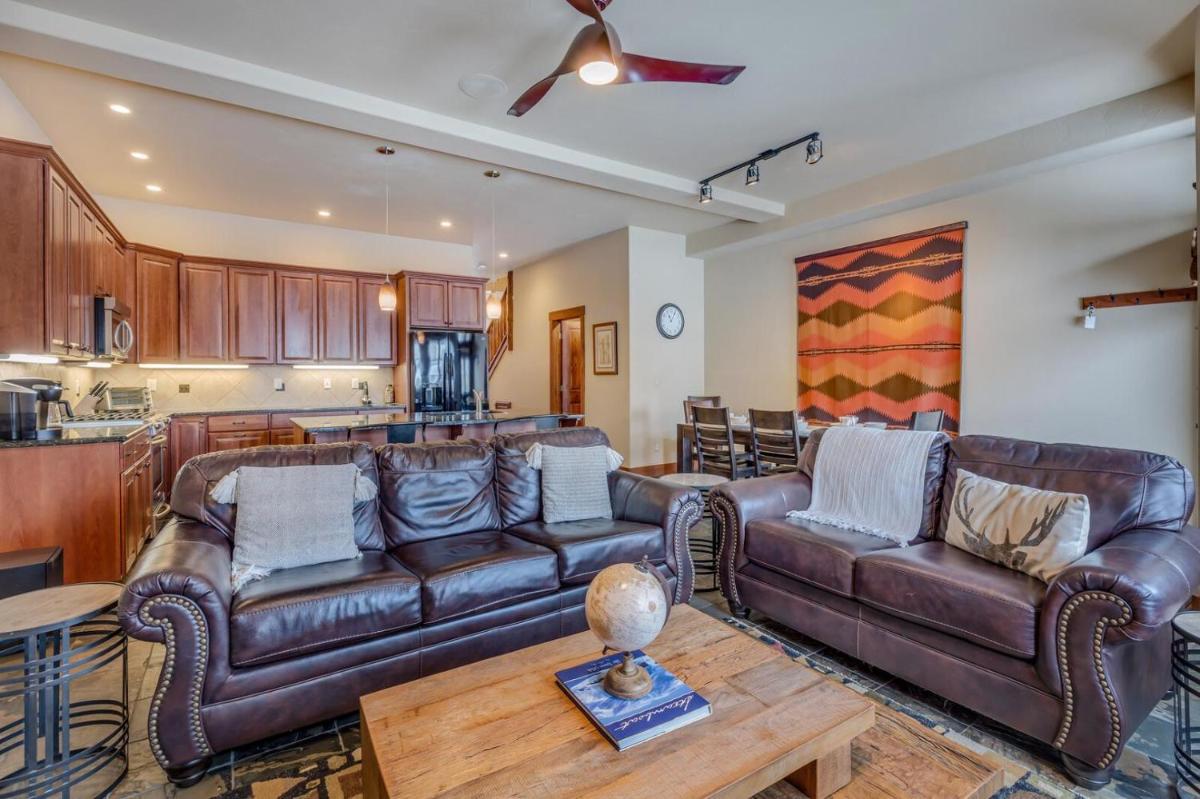 1046- Stunning Remodeled Cornerstone Townhome