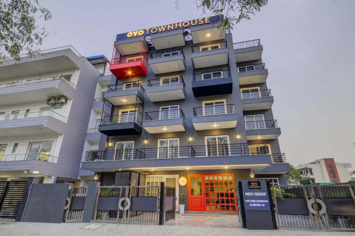 Super OYO Townhouse 101 Golf Course Road