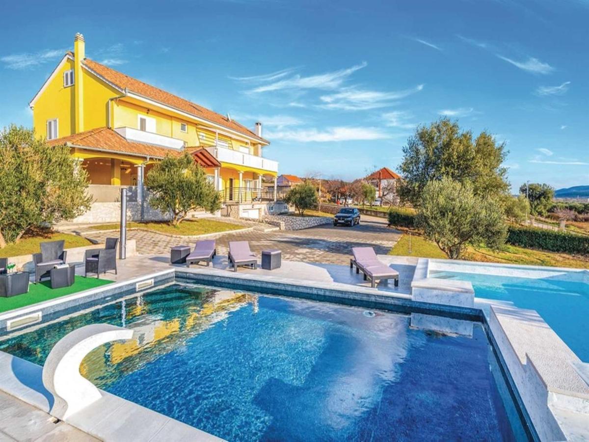 Magnificent Villa Mande with pool, Vrana lake