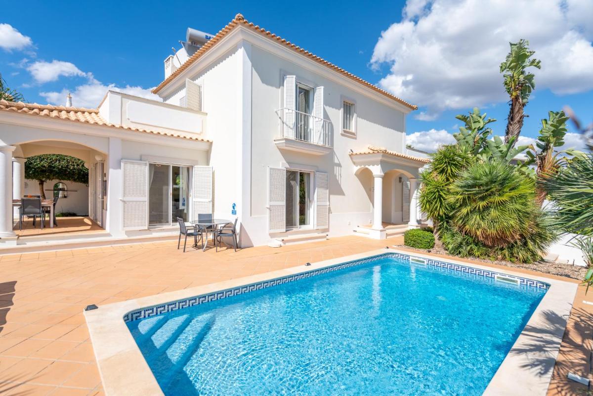 Villa Fantasia - NEW RENTAL 4 Bedroom with Private Pool 650 Meters to The Vau Beach