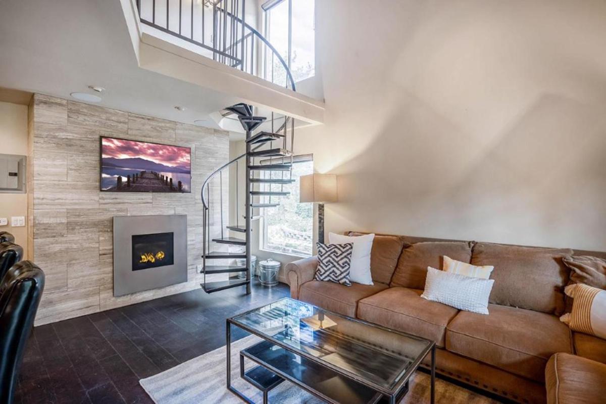 #478 - Pet-Friendly, Walk to Canyon Lifts, Garage Parking, Modern Condo