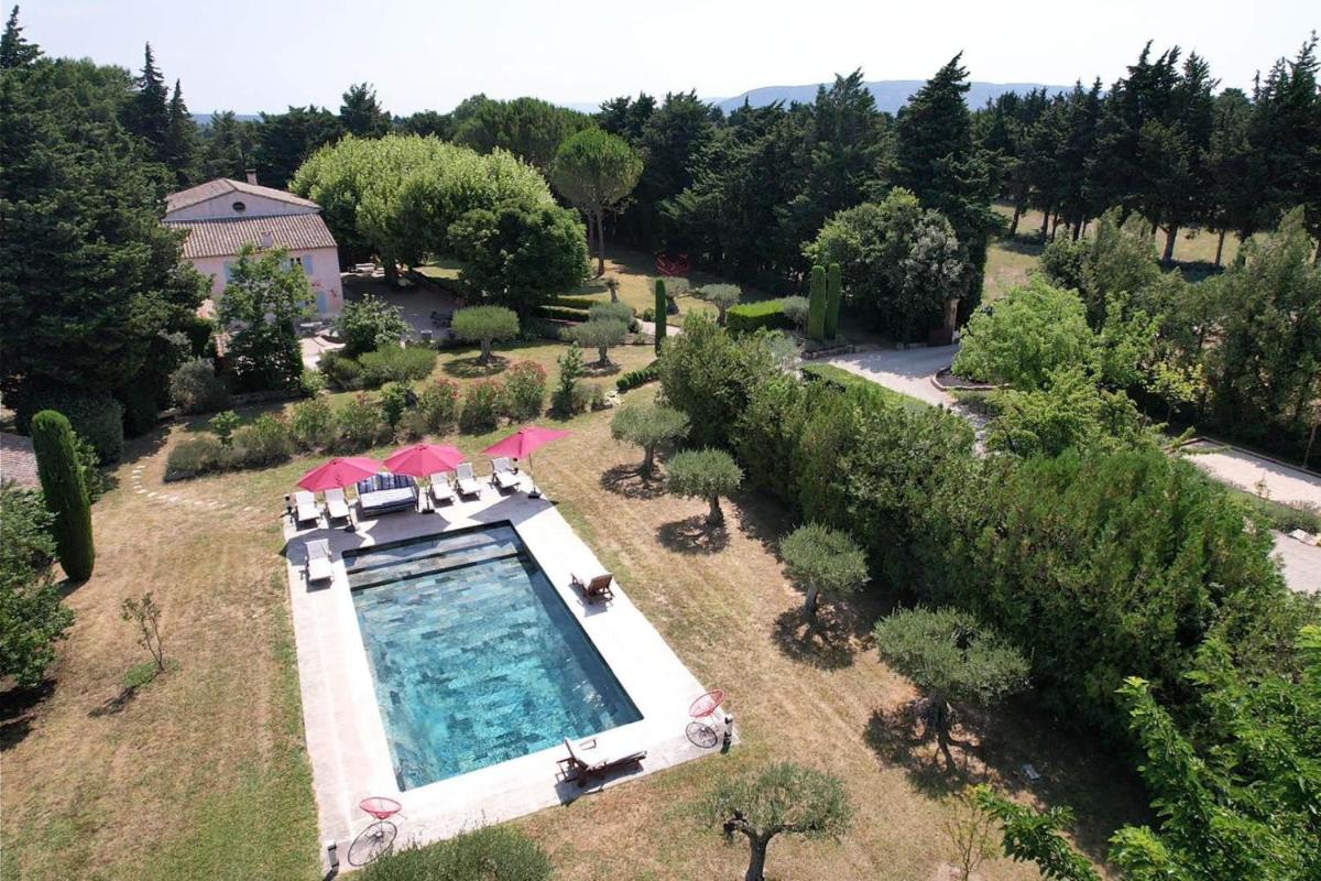 Superbe Mas Provençal 600m2 avec une Superbe Piscine Chauffée et très grand jardin 9000m2, situé au cœur du Luberon en campagne proche de L'Isle sur la Sor