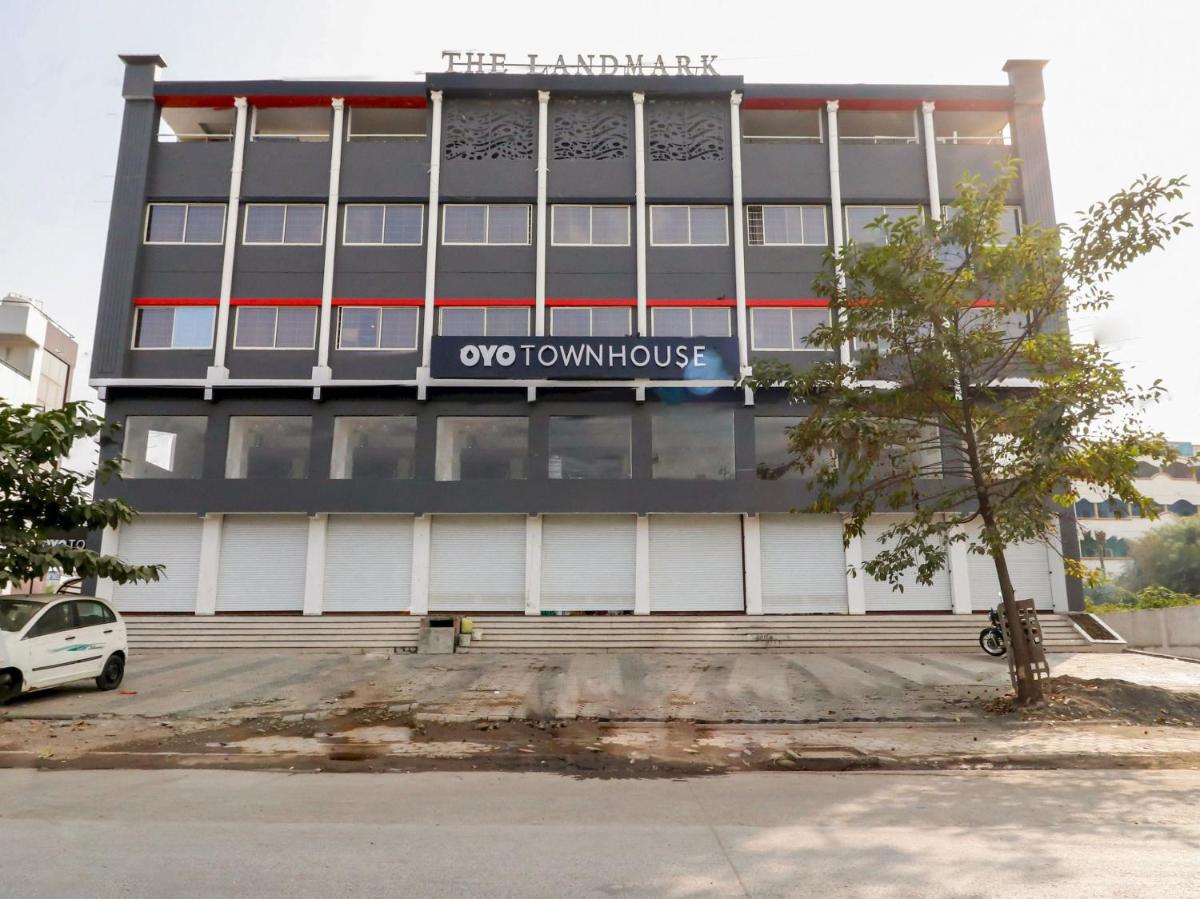 Super OYO Townhouse 327 C21 Mall