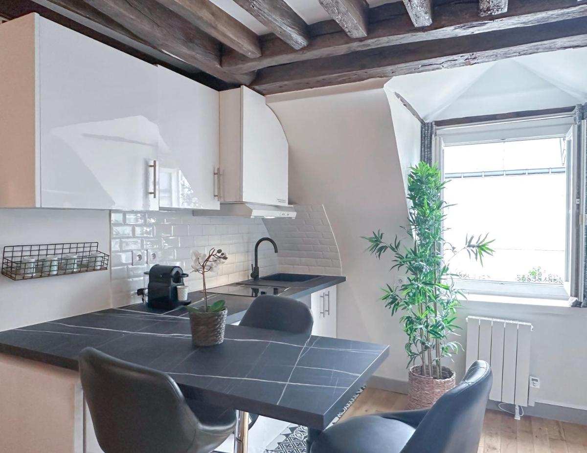 1612 B - Best deal in Pigalle
