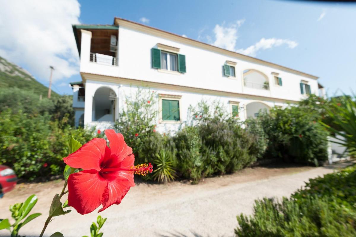 Hotel Crystal Blue Aparthotel - Image 1